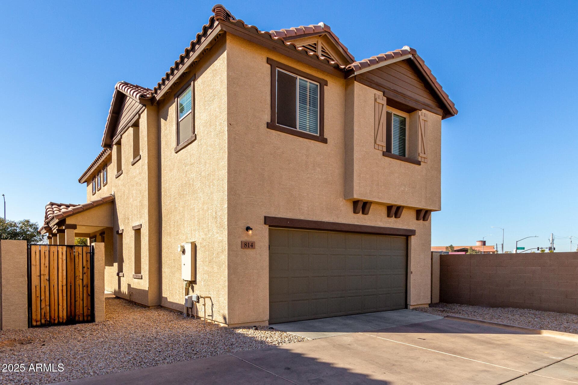 814 E Agua Fria Ln — photo 1