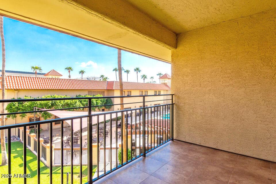 10330 W Thunderbird Blvd C304 — photo 2