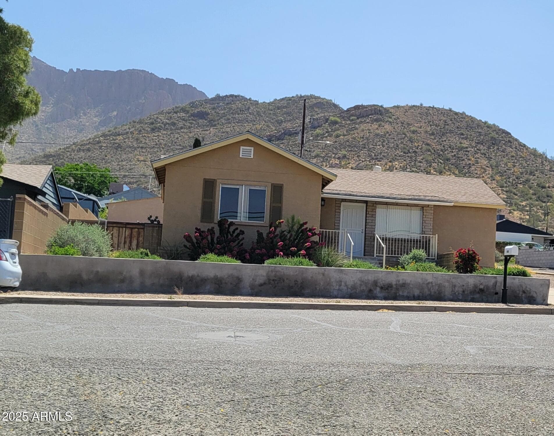 1097 S Stone Ave — photo 1