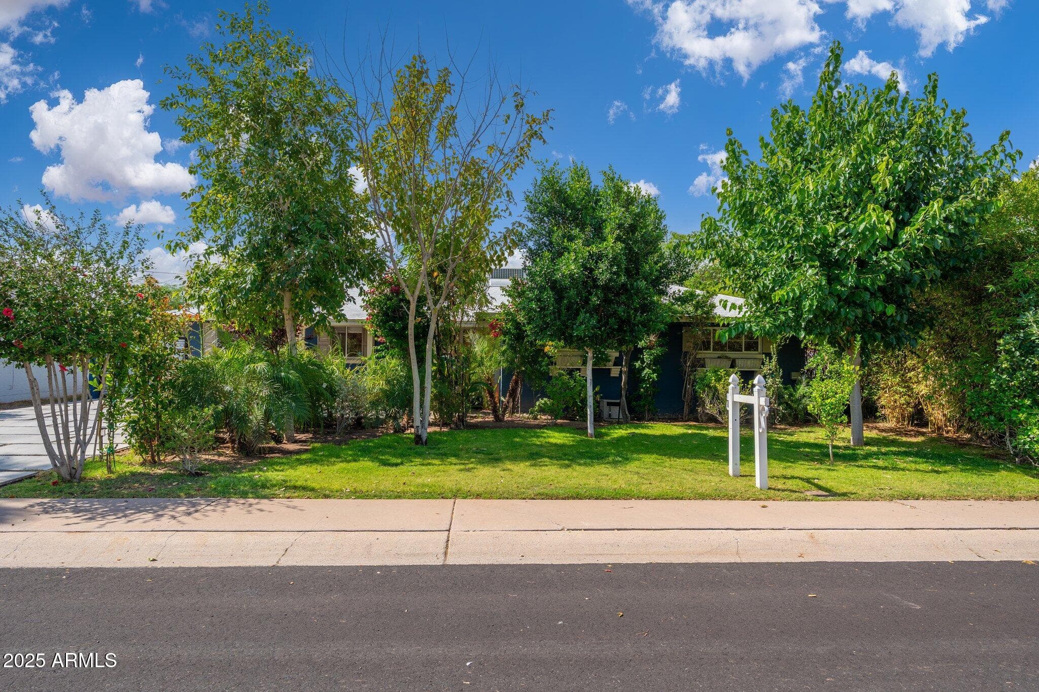 2219 W Catalina Dr — photo 1