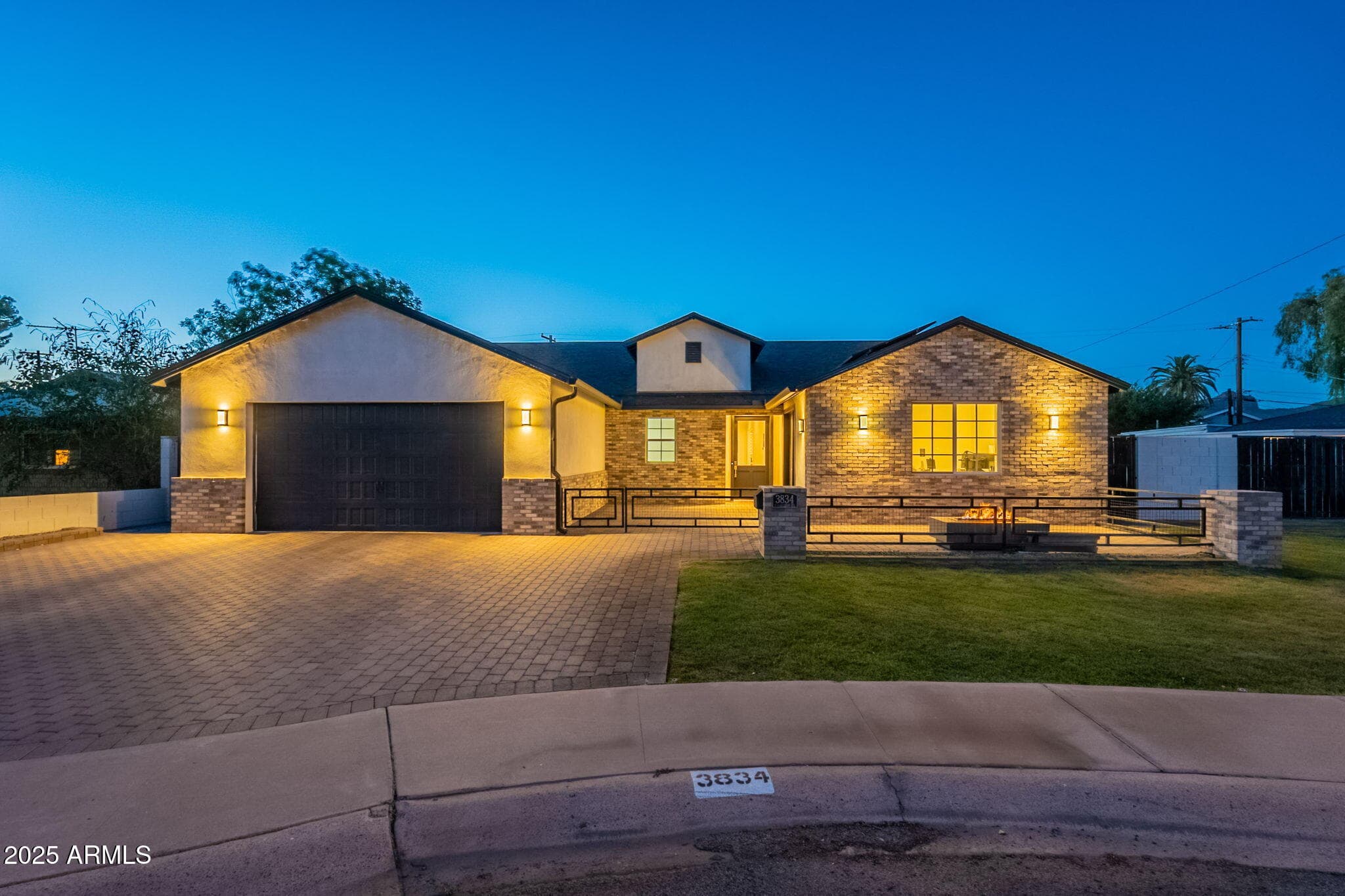 3834 E Clarendon Ave — photo 1