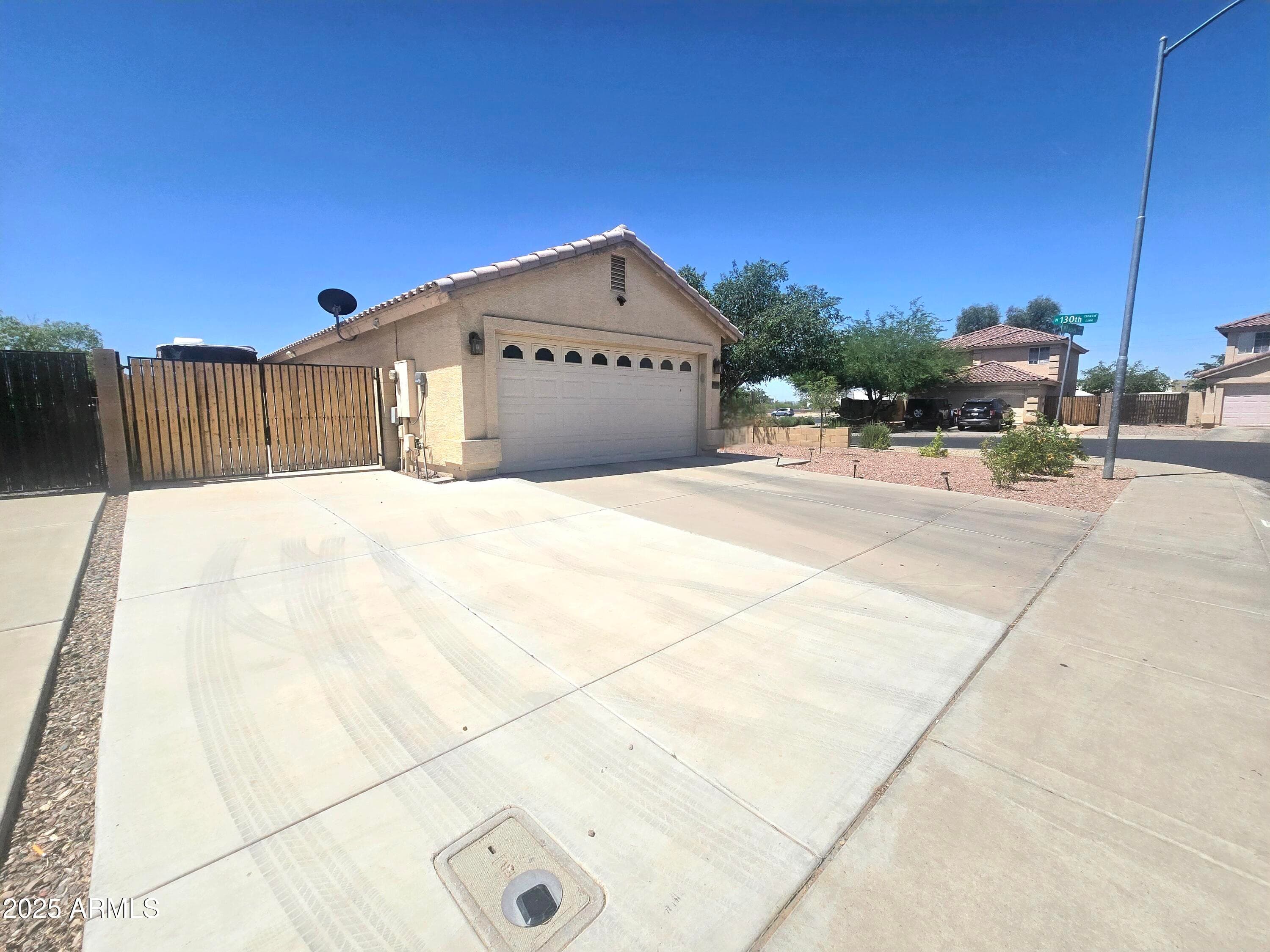 13037 W Laurel Ln — photo 2