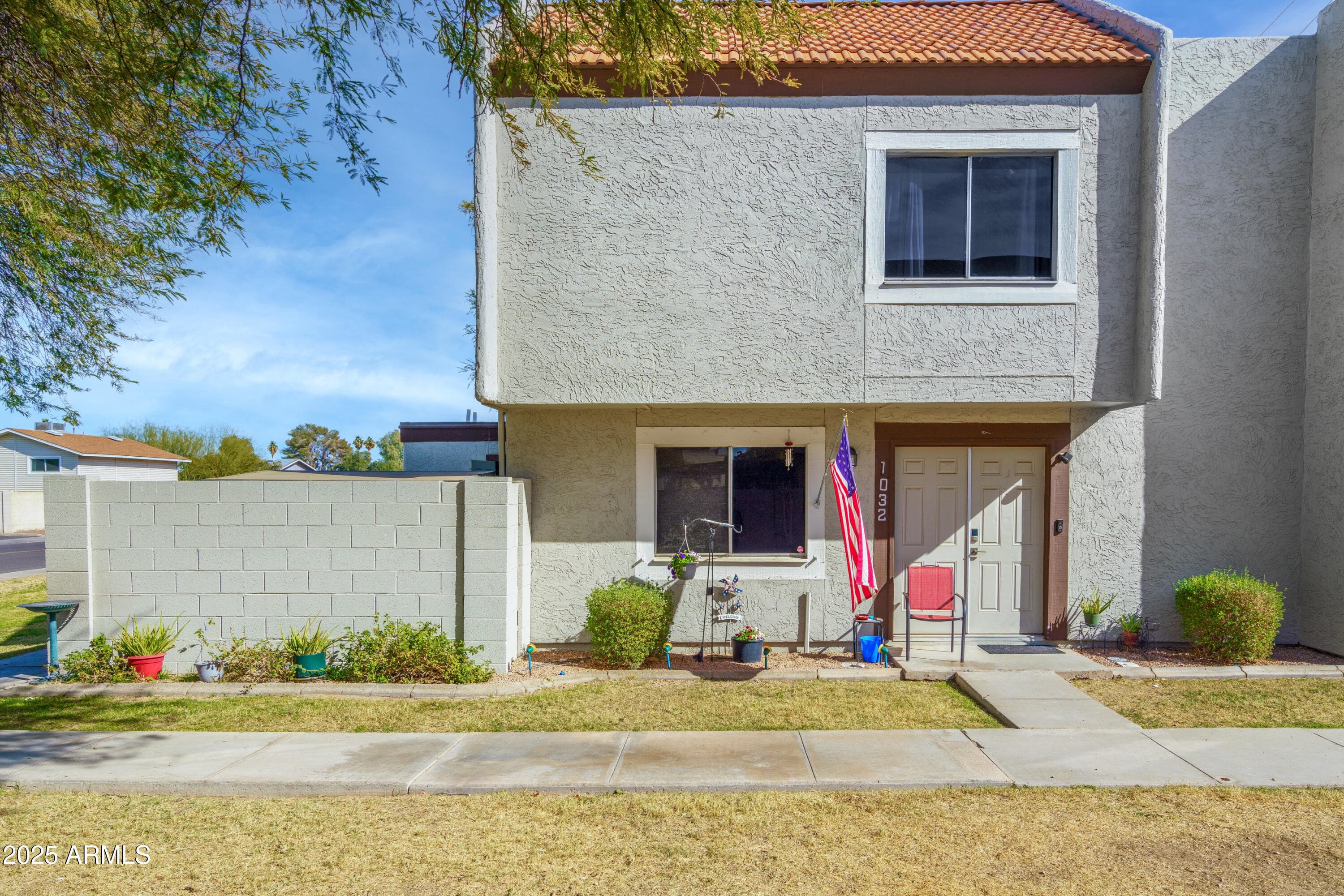 1032 E Redfield Rd — photo 1