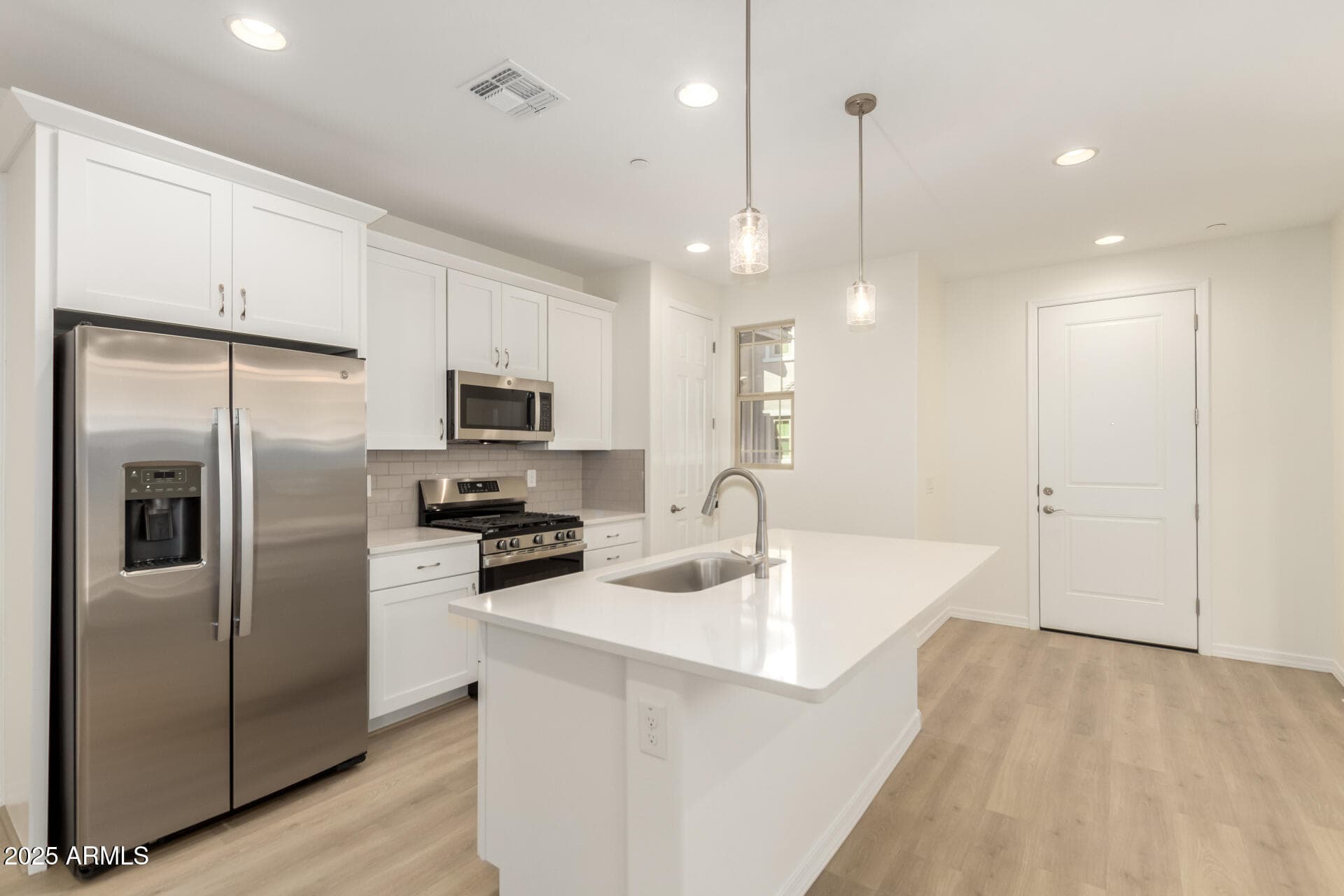 2848 N Evergreen St — photo 2