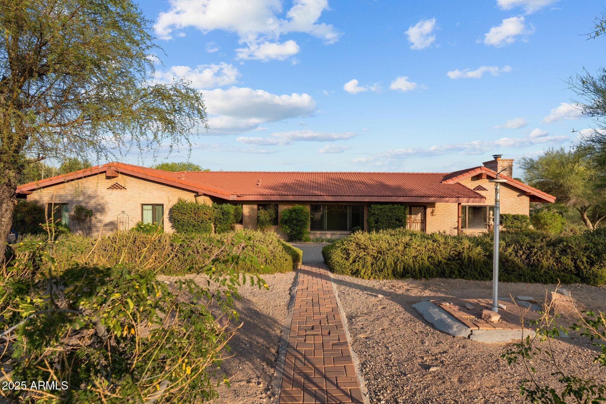 1503 N Thrasher Ln — photo 1