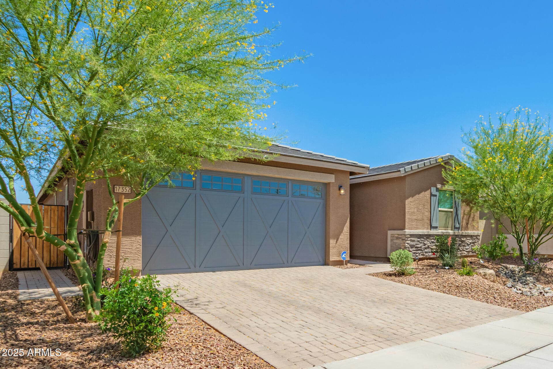 17352 W Red Fox Rd — photo 2