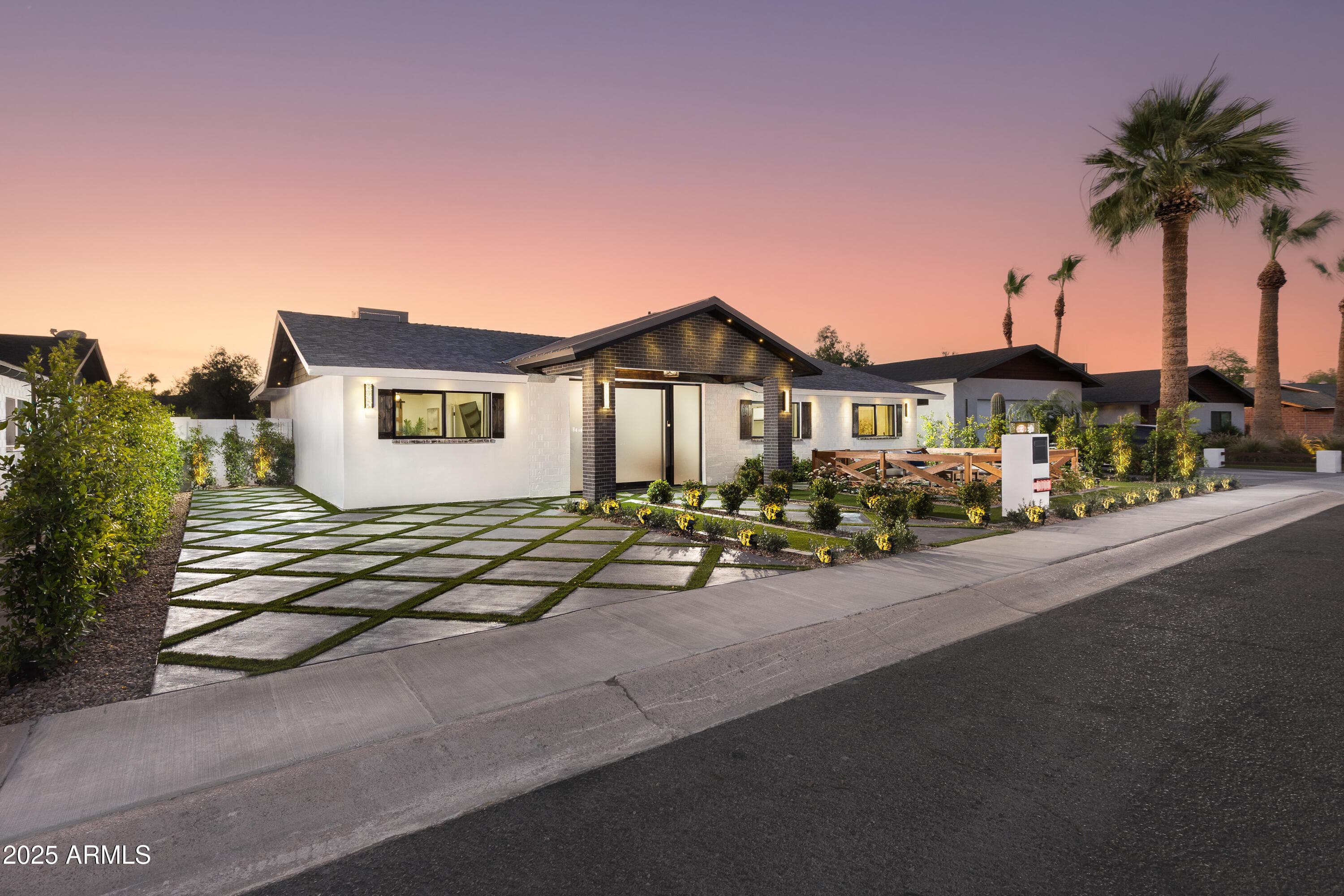 8708 E Rancho Vista Dr — photo 2