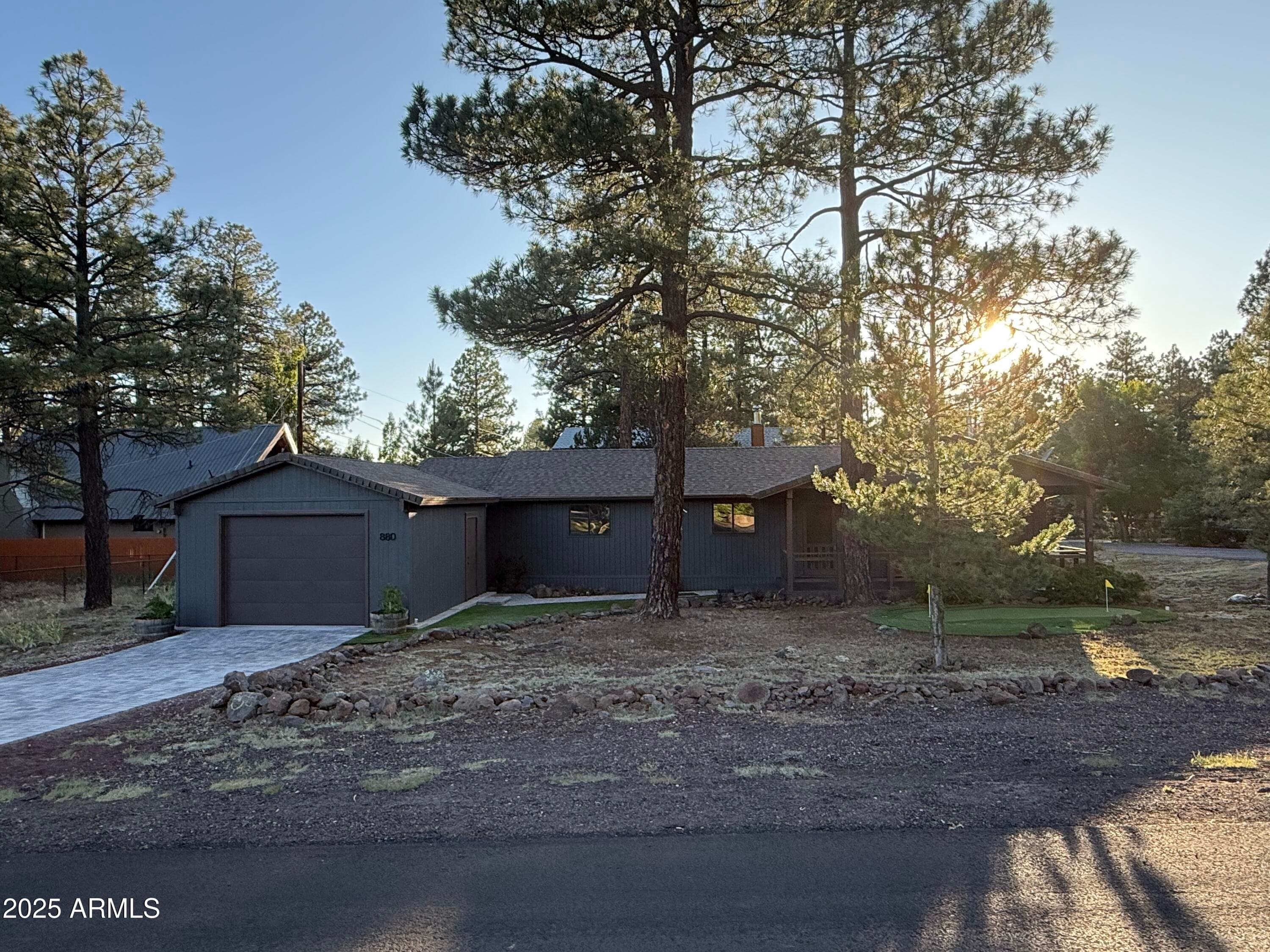 880 E Oak Dr — photo 1