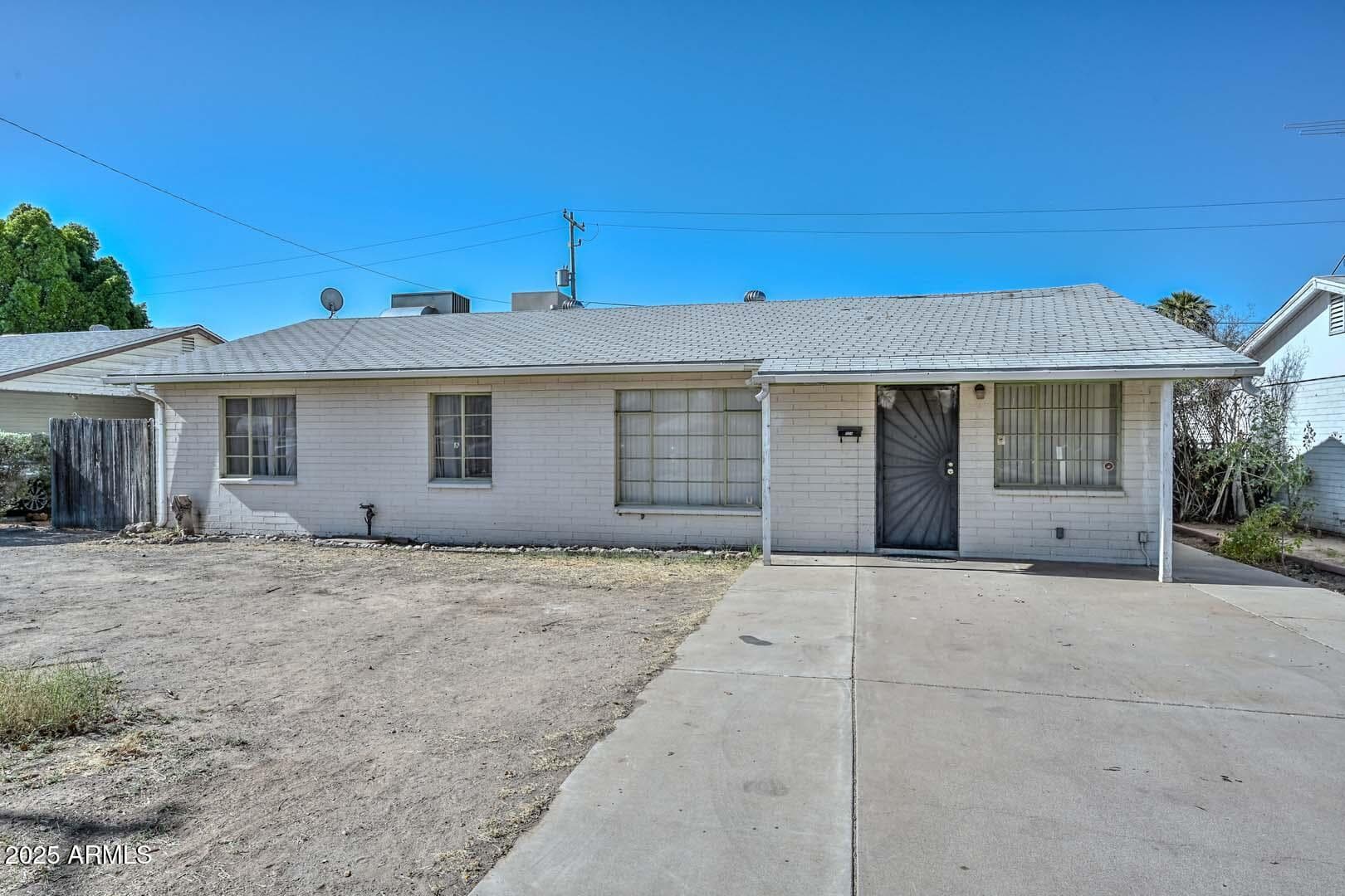 829 E Echo Ln — photo 1