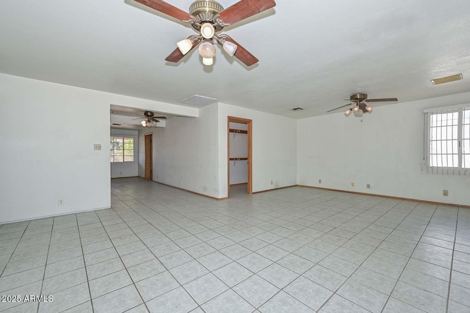 829 E Echo Ln — photo 2