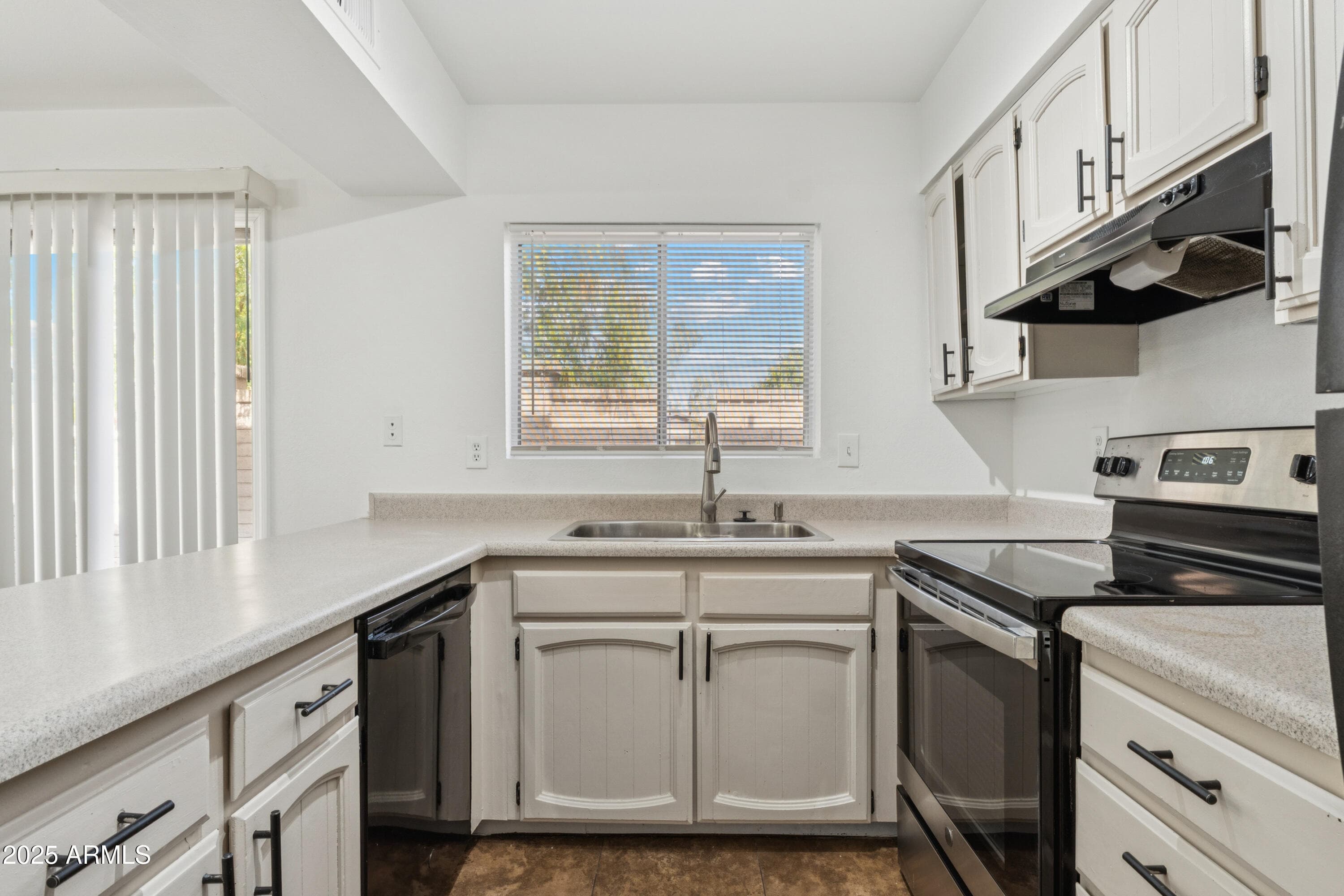 3403 S Hardy Dr — photo 2