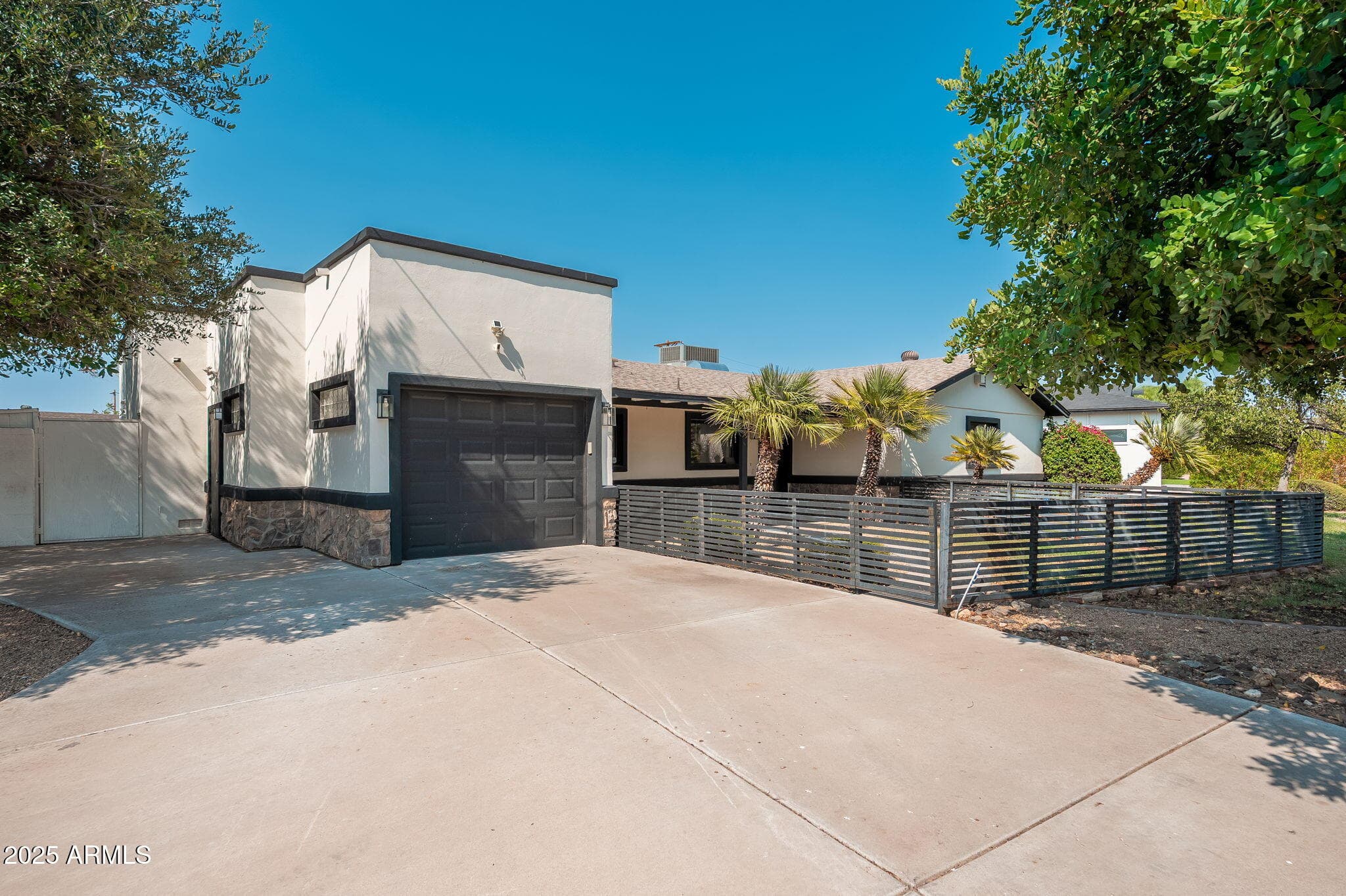 3002 E Glenrosa Ave — photo 2