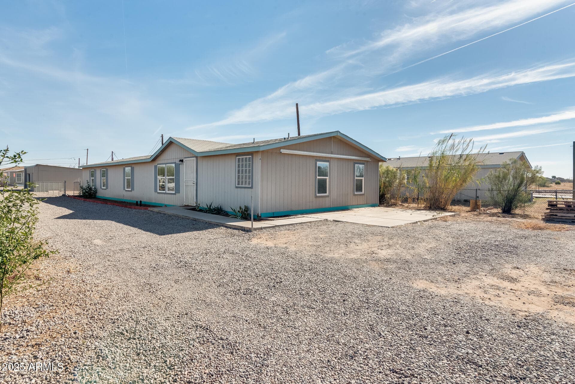 1047 S MAIN ST - Photo 2