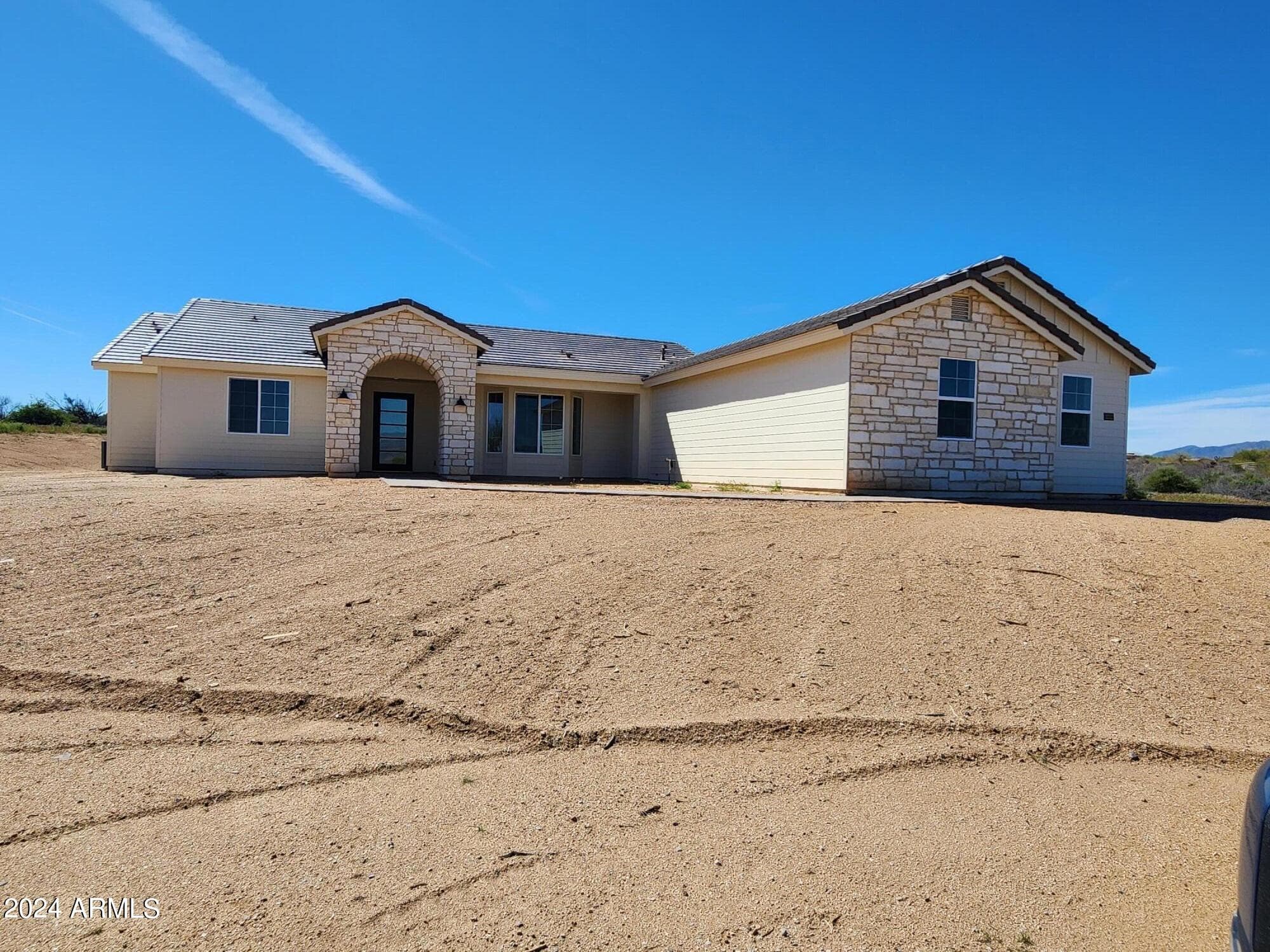 1645 W Arrowhead Ln — photo 1