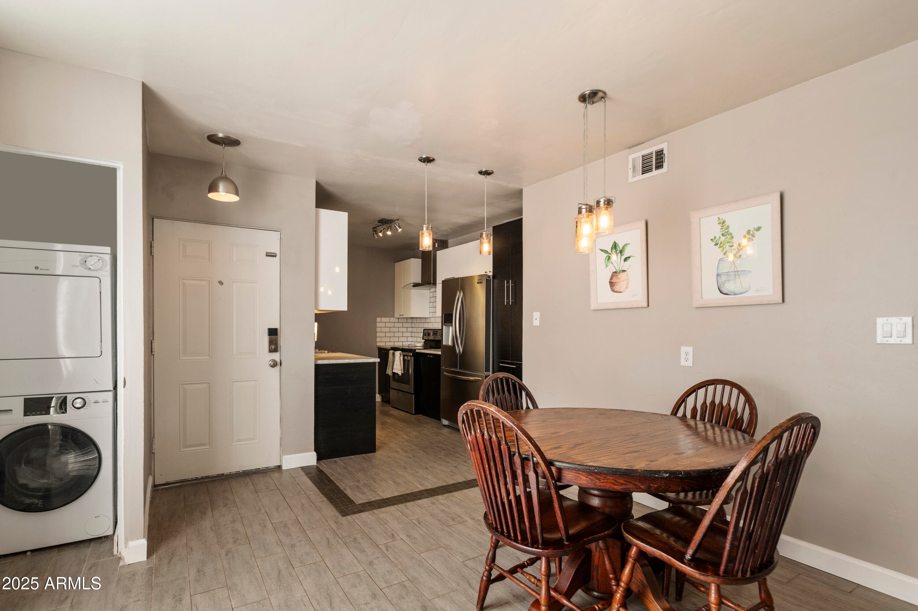 102 W Maryland Ave C1 — photo 1