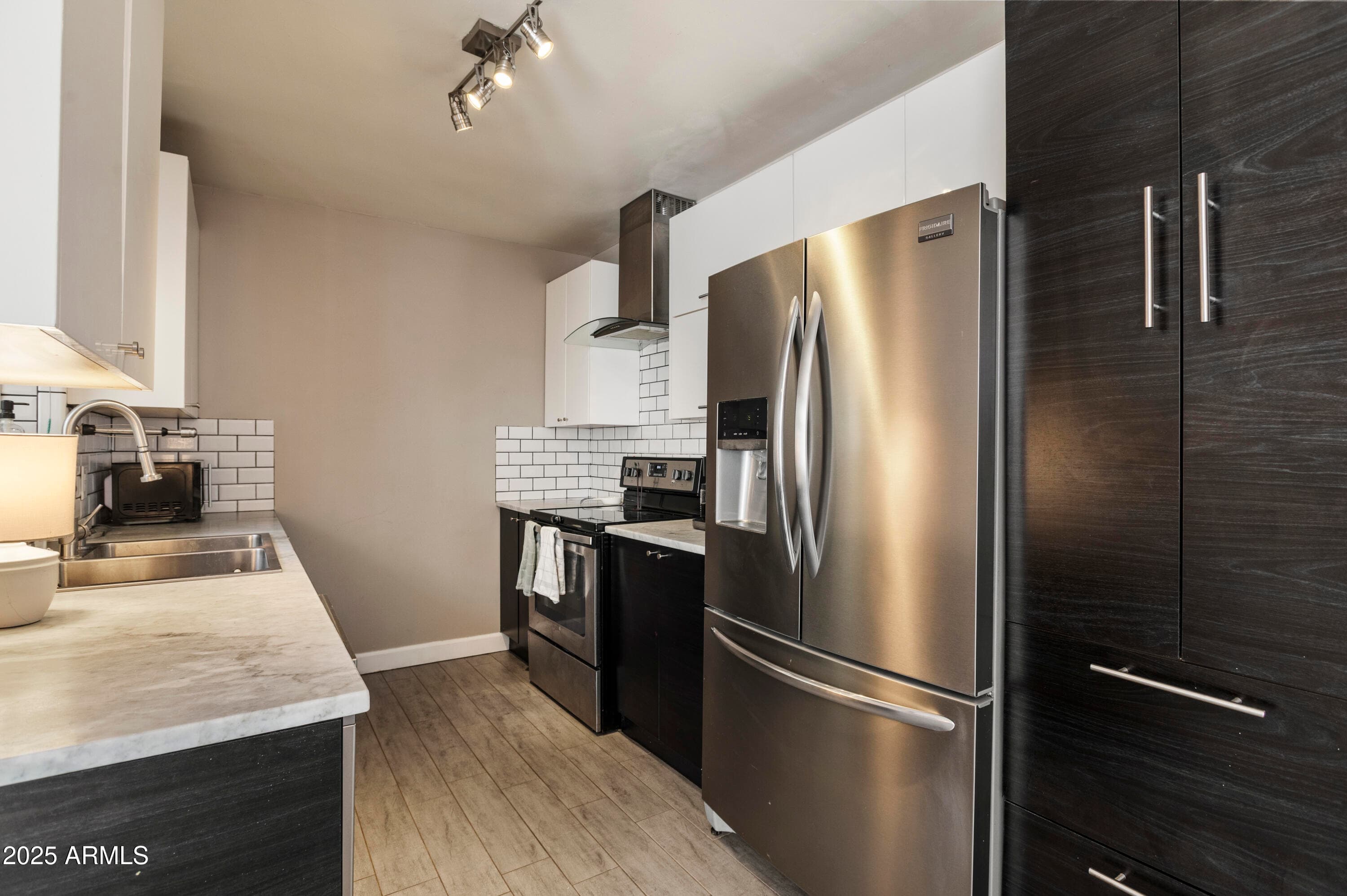 102 W Maryland Ave C1 — photo 2