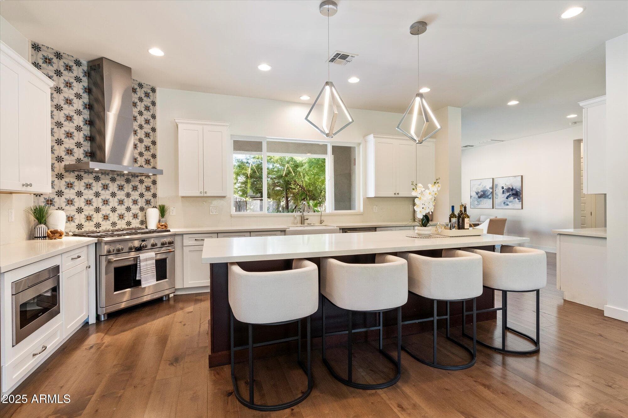 640 W Echo Ln — photo 2