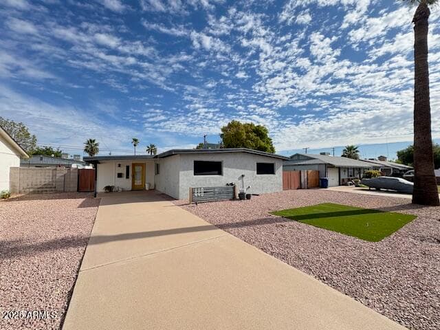 440 E Beatryce St — photo 1
