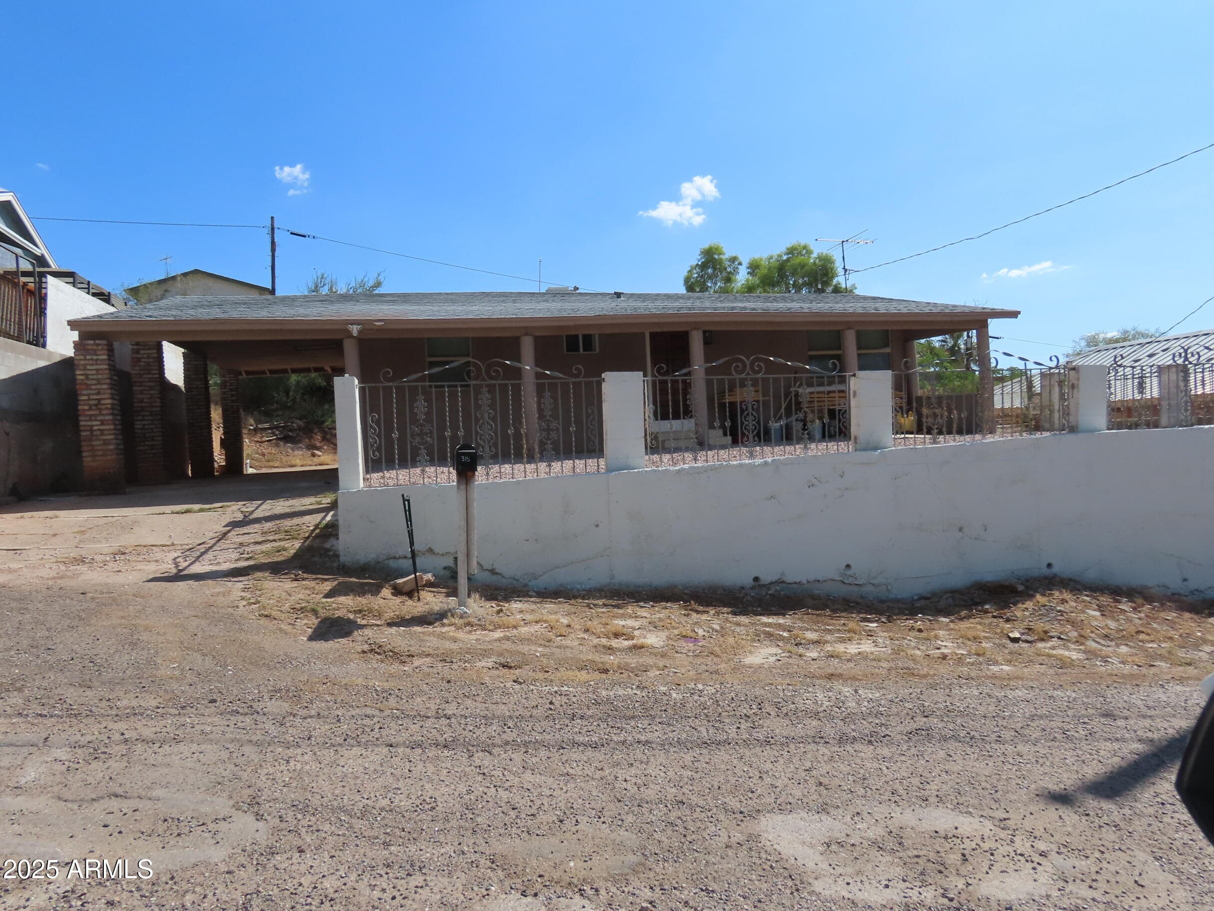 315 W WIGHT ST - Photo 2