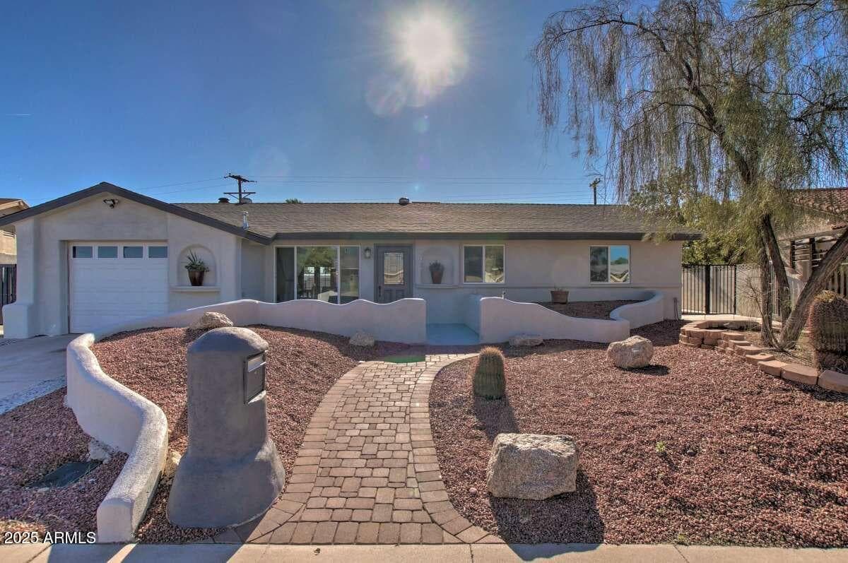 8637 E Palm Ln — photo 2