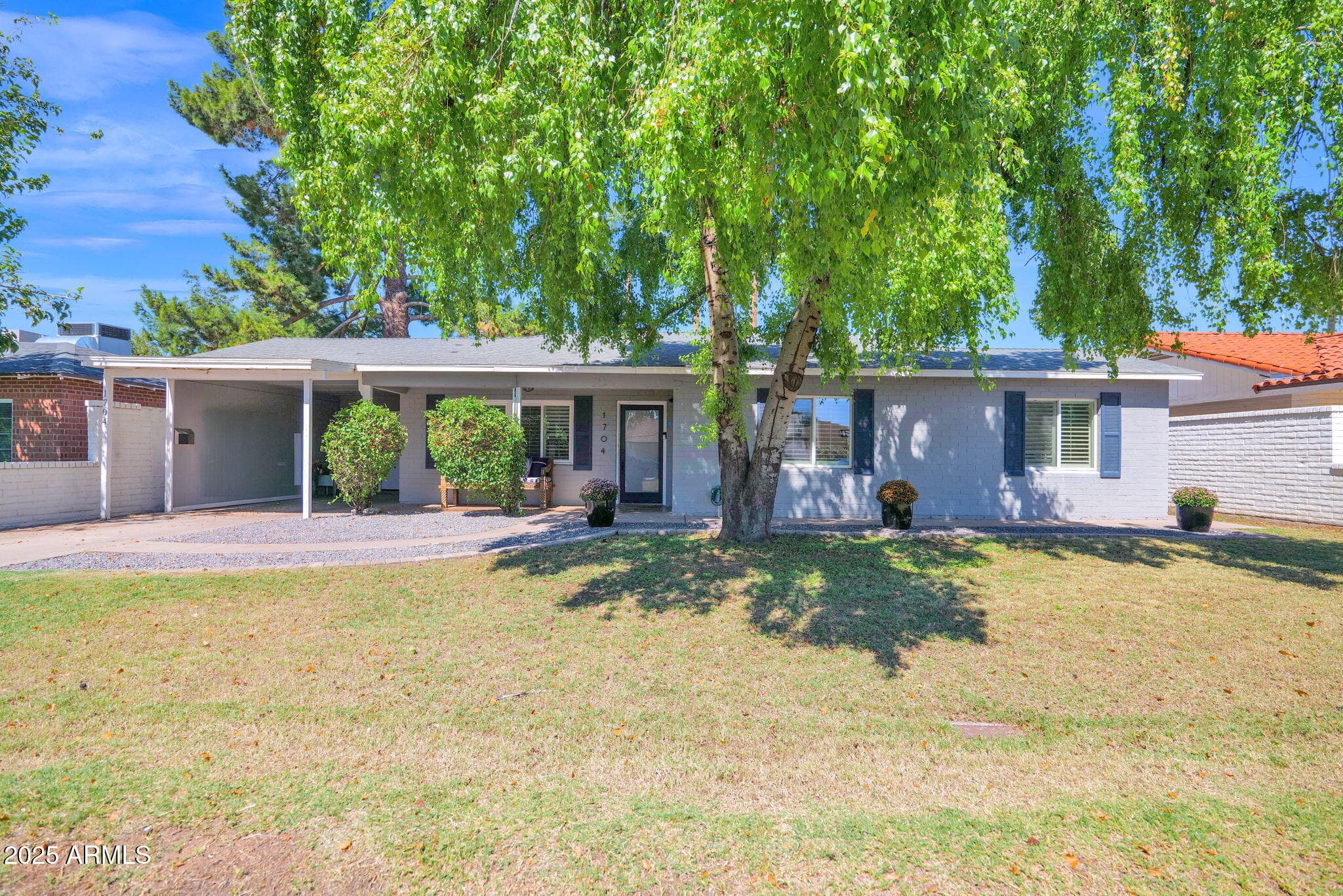 1704 E Solano Dr — photo 1