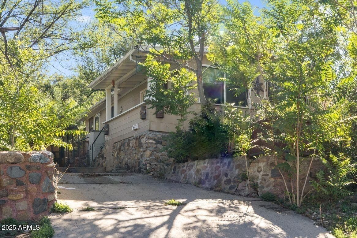 337 S Pleasant St — photo 1