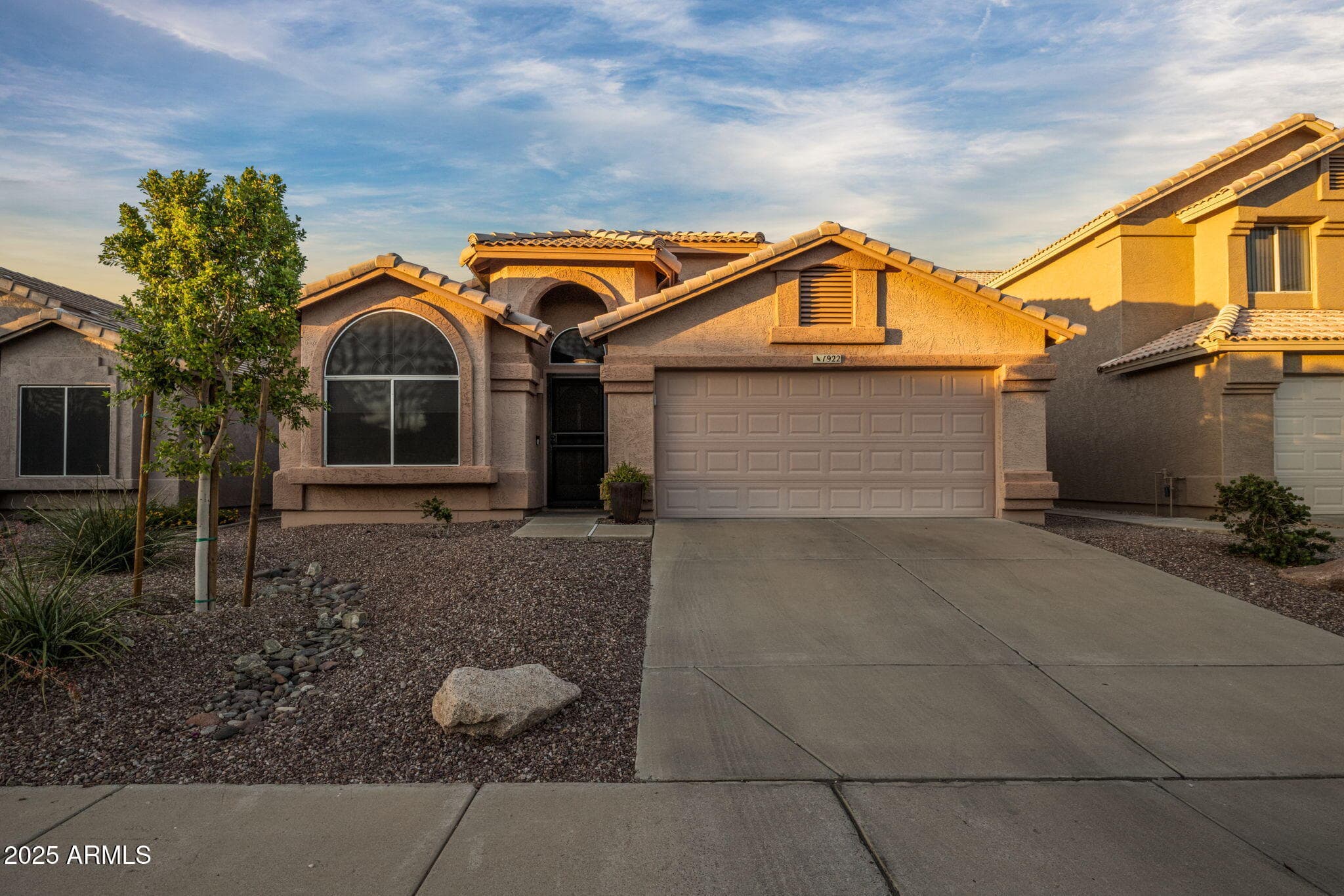 1922 E Siesta Ln — photo 1