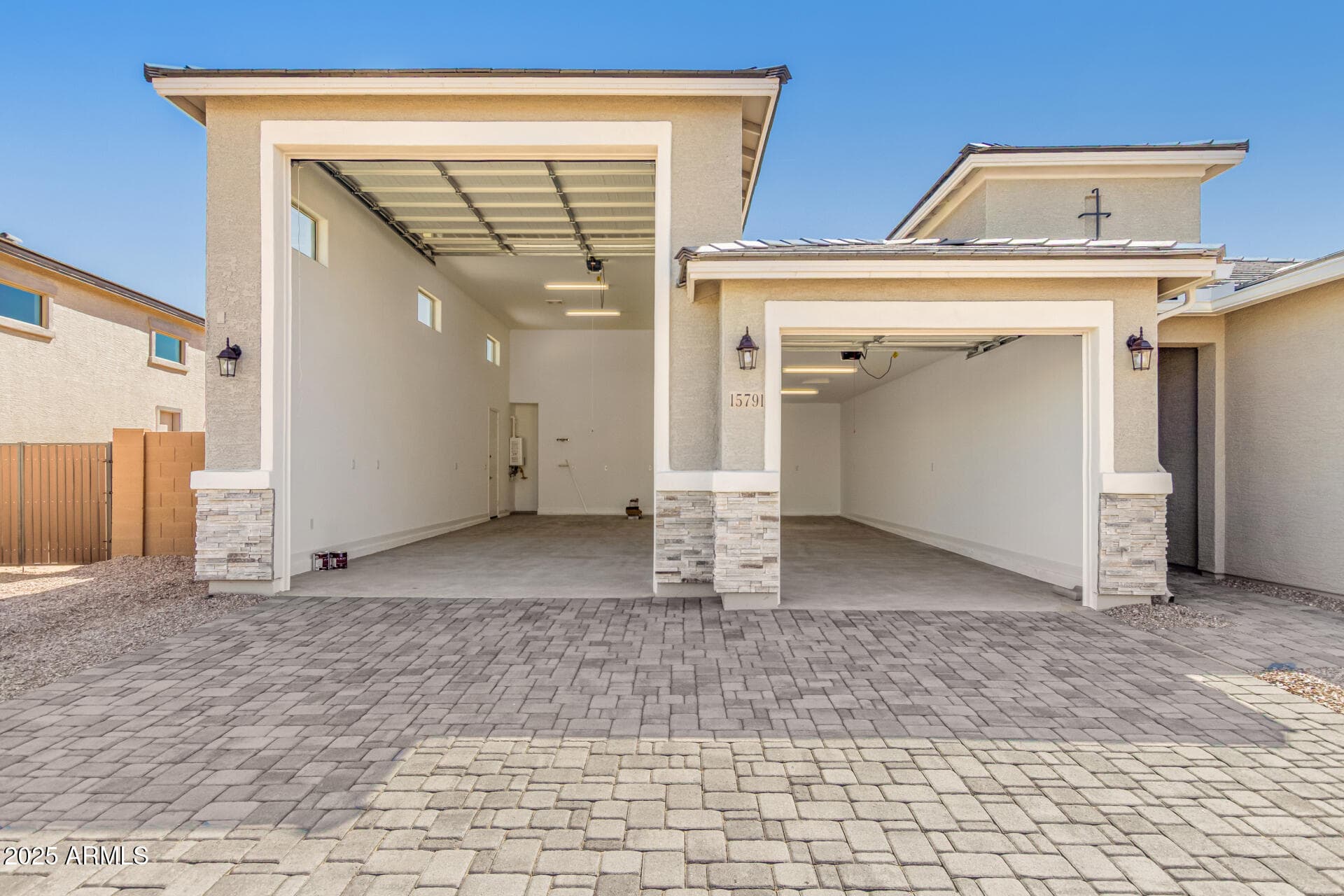 15791 W Desert Hollow Dr — photo 2