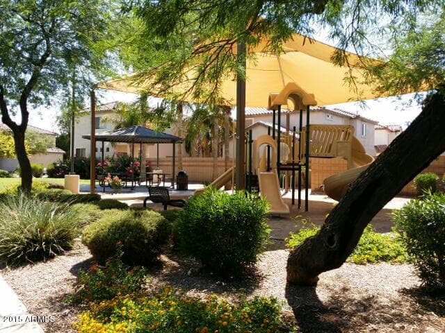 2114 N San Vincente Dr — photo 2