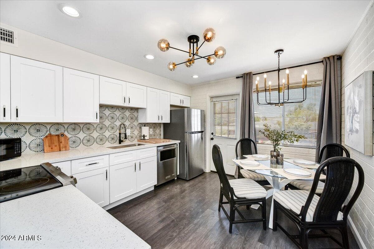 1908 W Berridge Ln 9 — photo 1