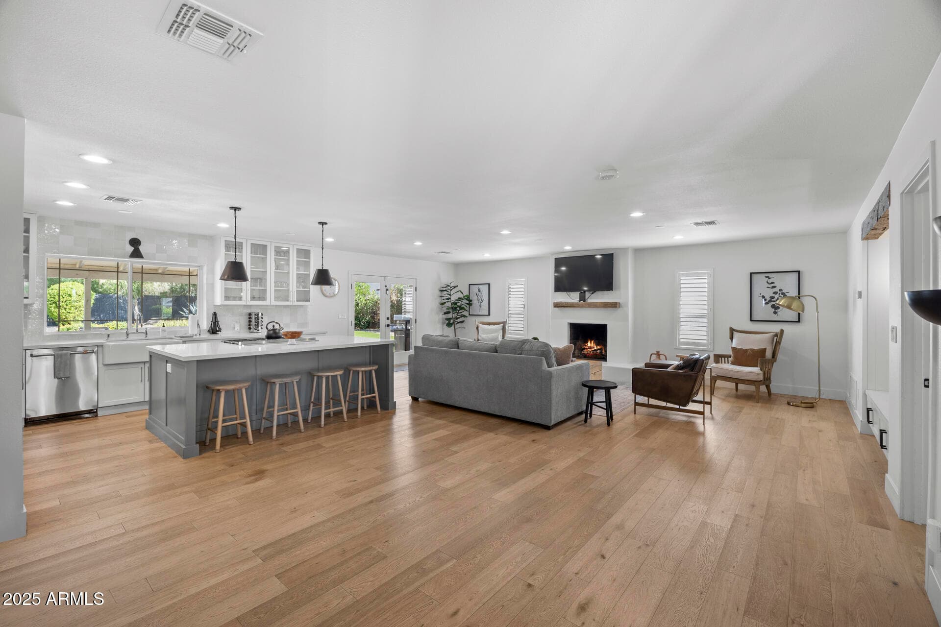 7836 E Davenport Dr — photo 2