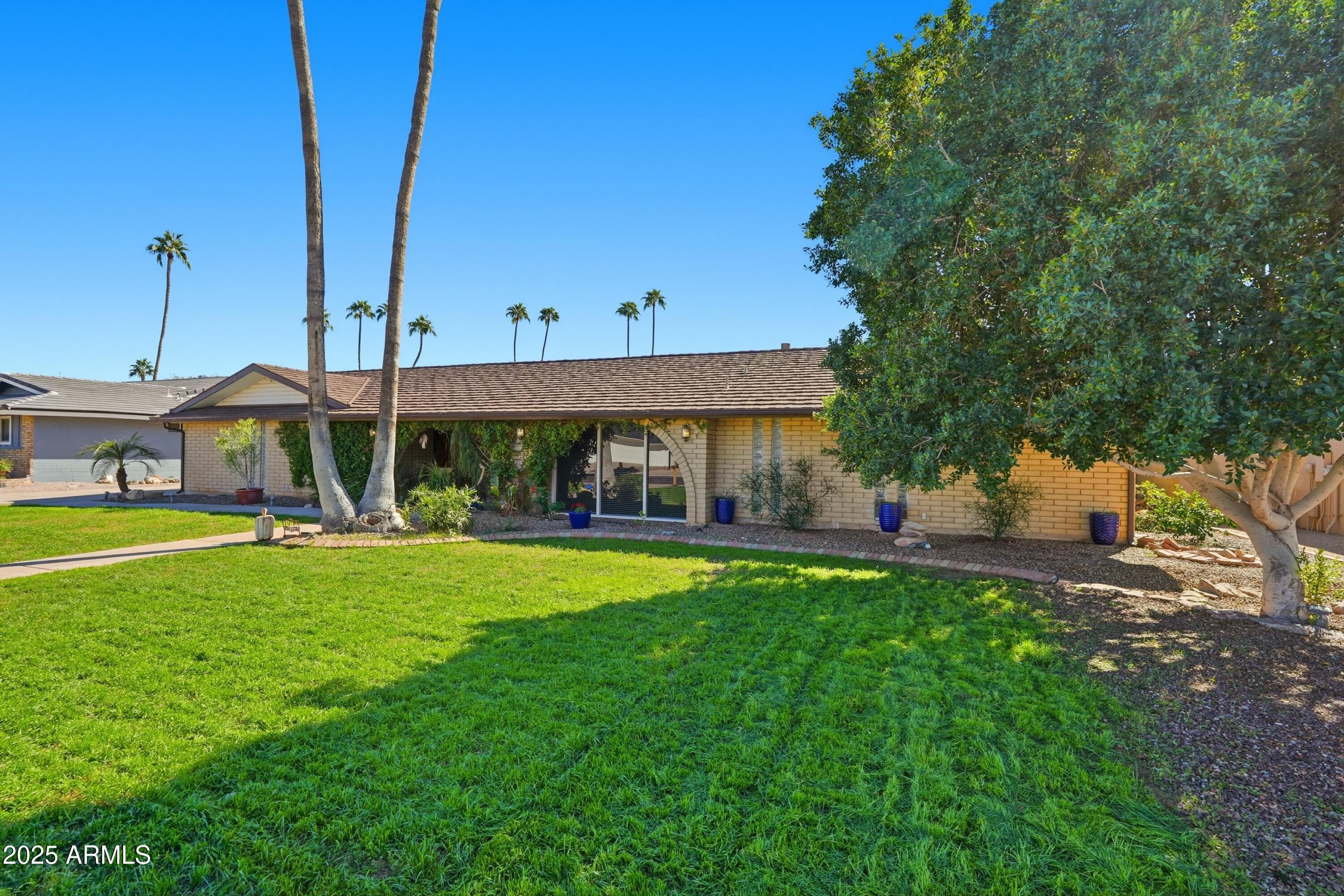 19 E Canterbury Ct — photo 1