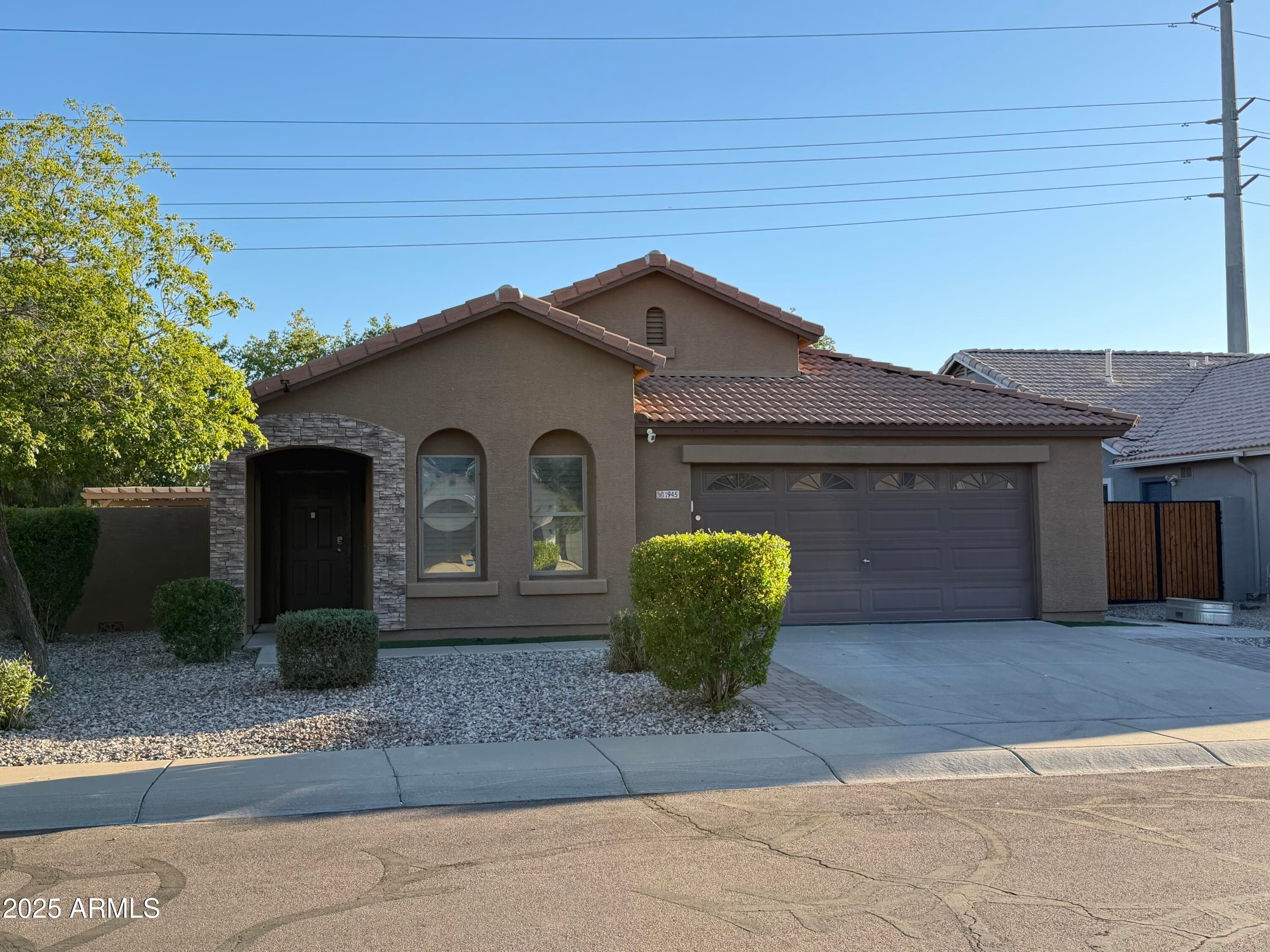 1945 E Aloe Pl — photo 2