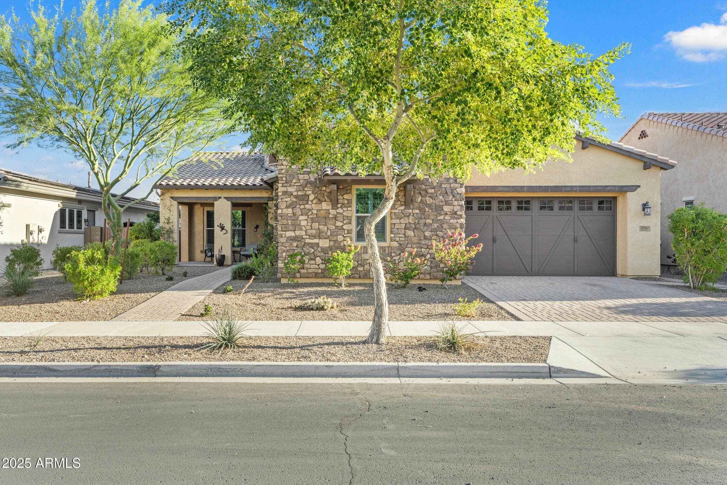 20947 W Mariposa St — photo 2