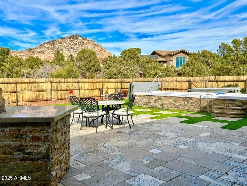 550 Kachina Dr — photo 2