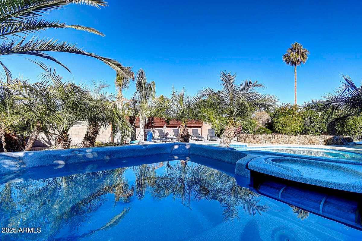 4524 E Kelton Ln — photo 1