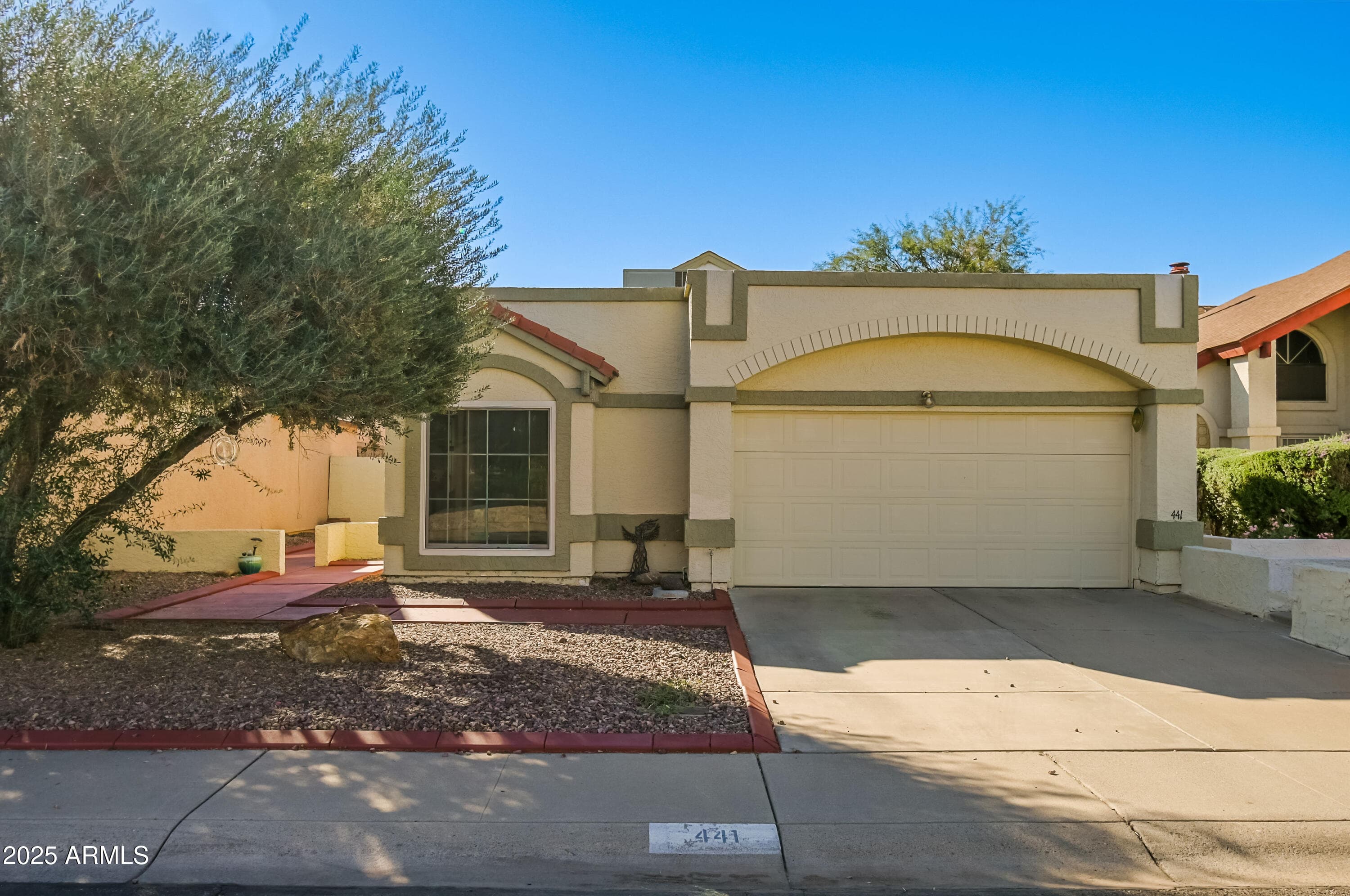 441 E Topeka Dr — photo 1