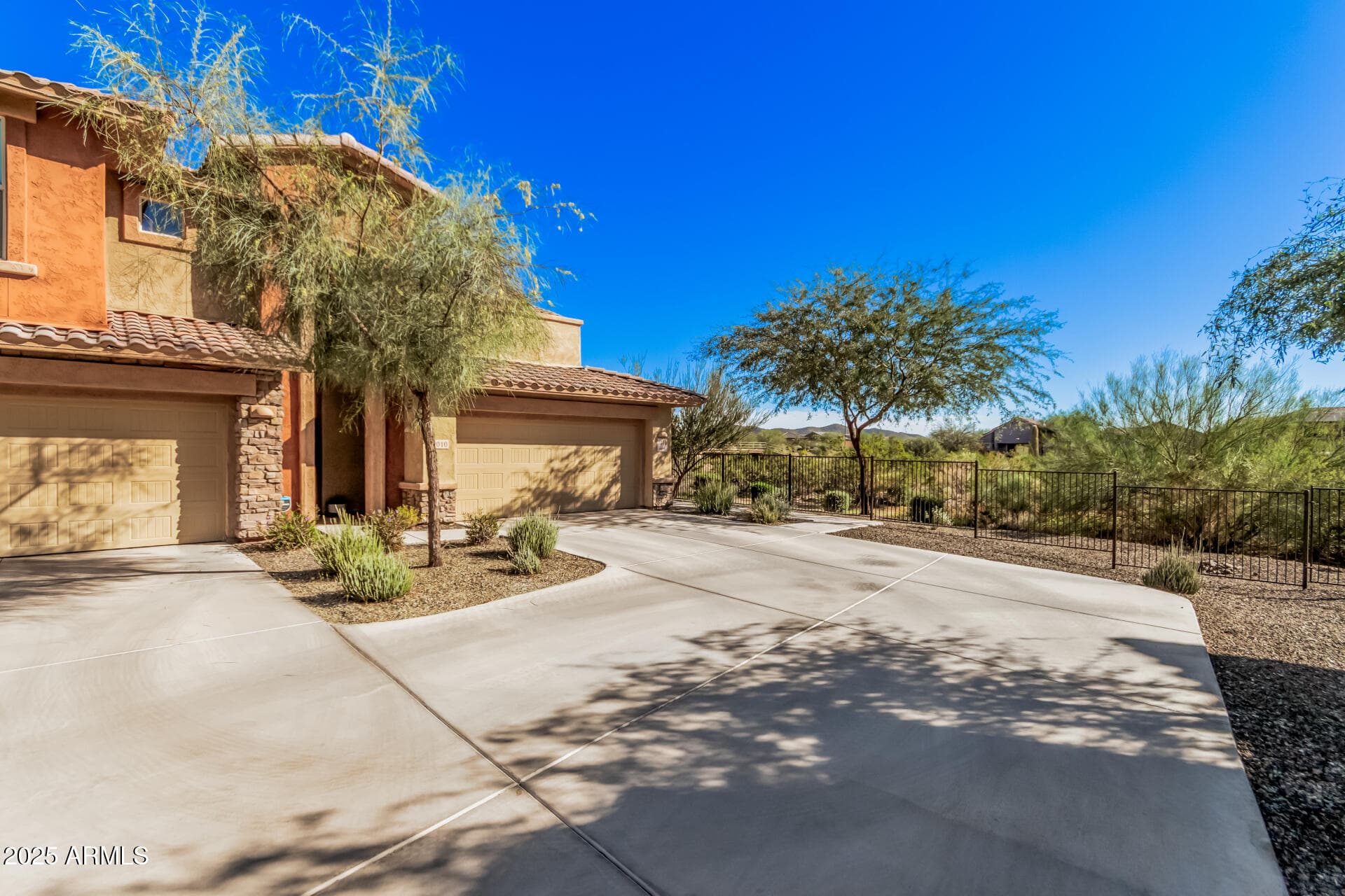 2425 W BRONCO BUTTE TRAIL - Photo 3