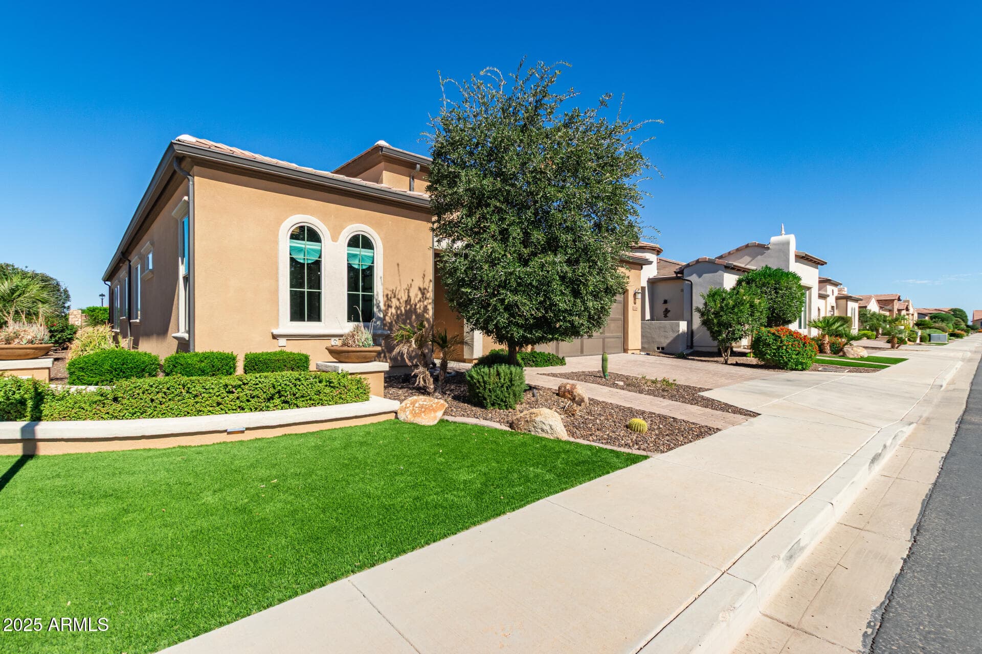 724 E Snowy Farm Dr — photo 1