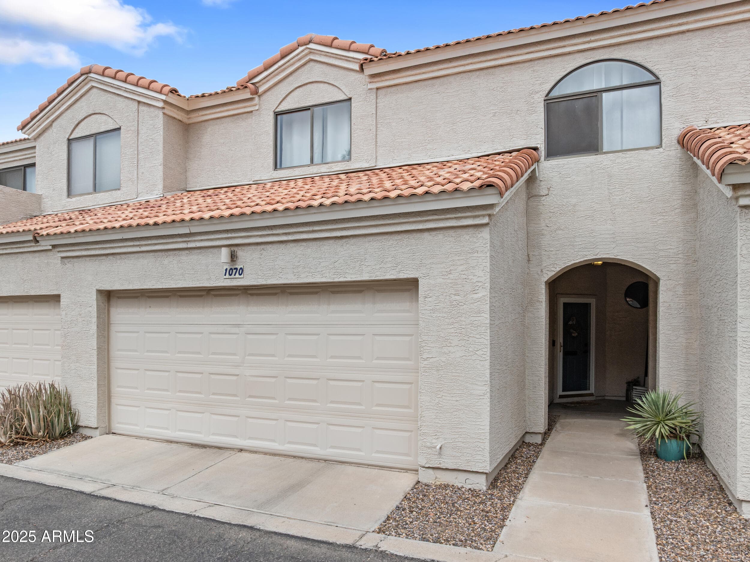 1070 E Sunburst Ln — photo 1