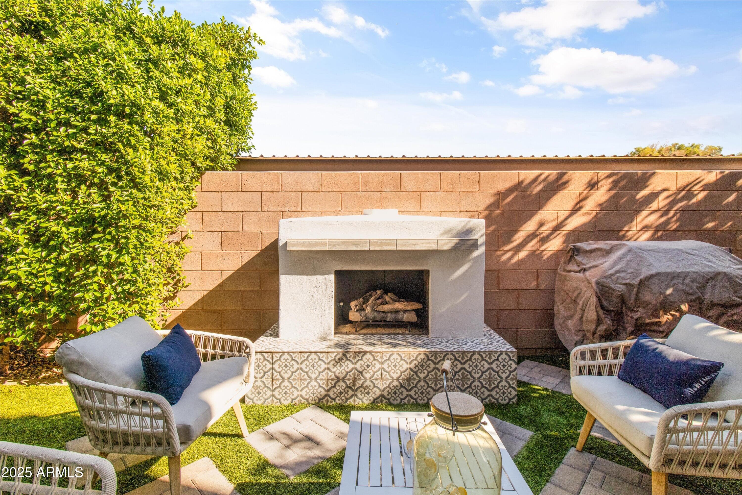 1063 N 70th Way — photo 2