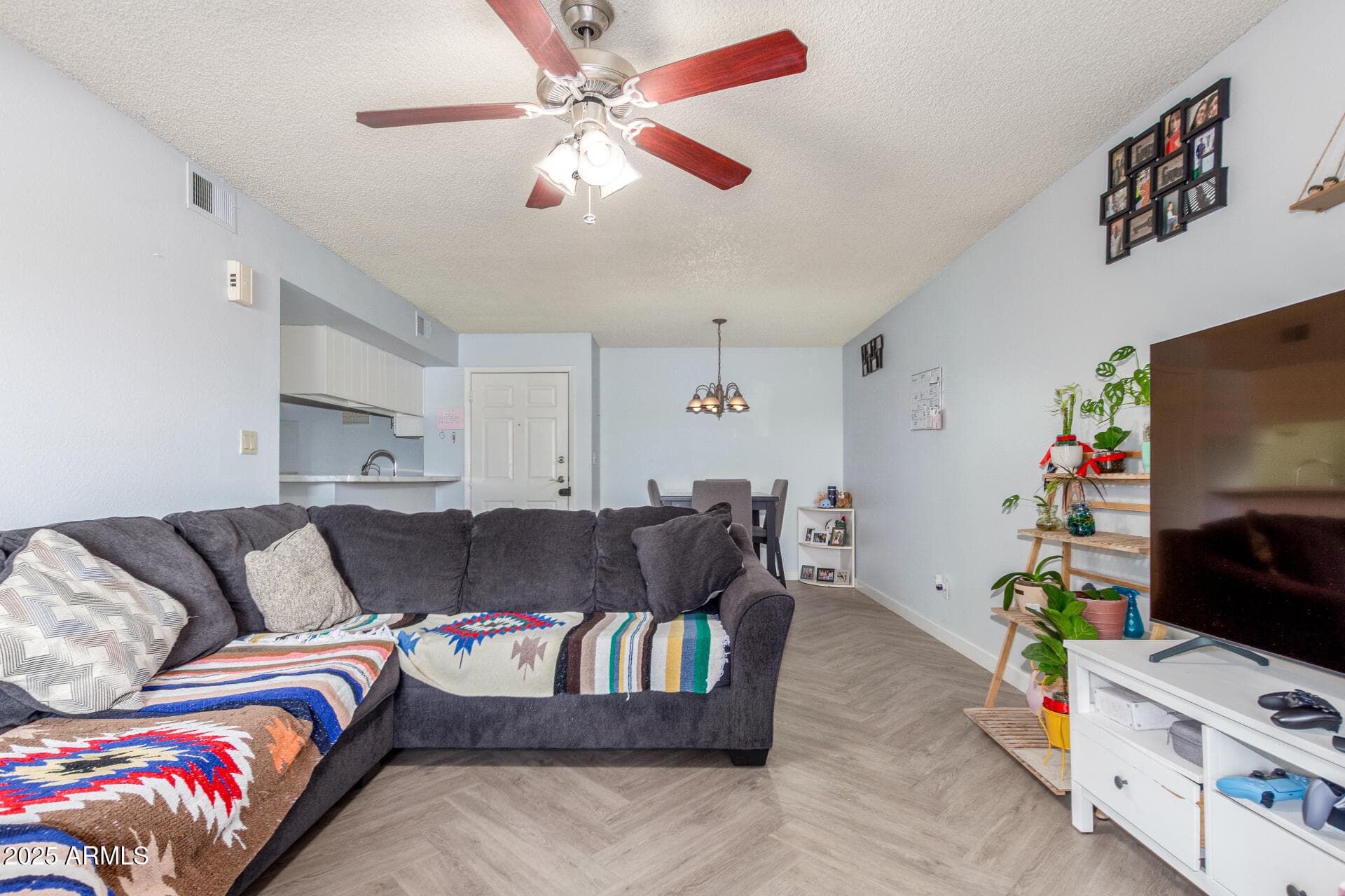 540 N MAY ST - Photo 4