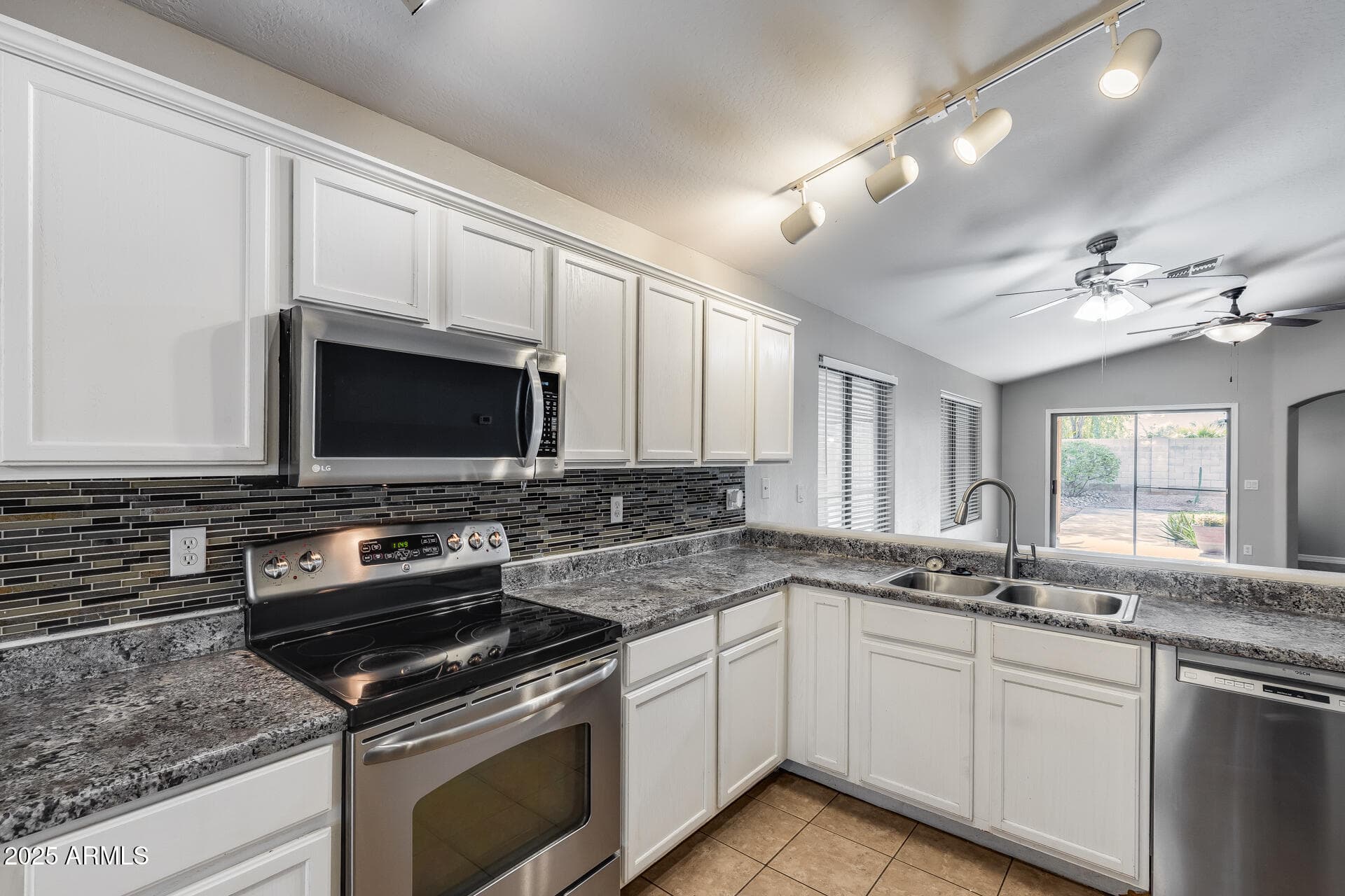 1991 W Vineyard Plains Dr — photo 2