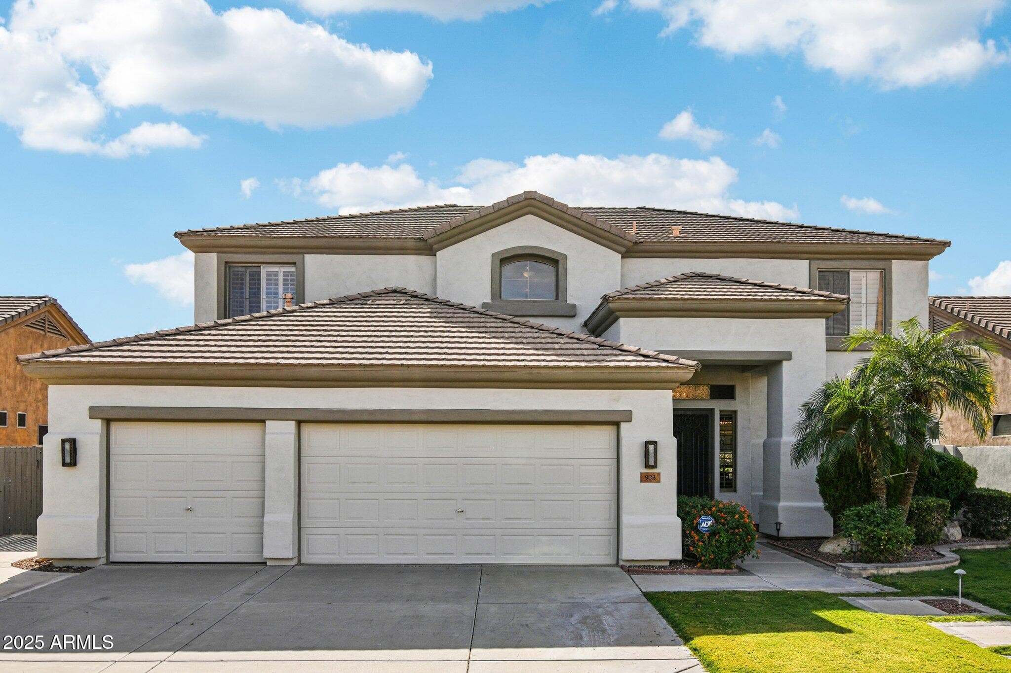 923 W Windsong Dr — photo 1