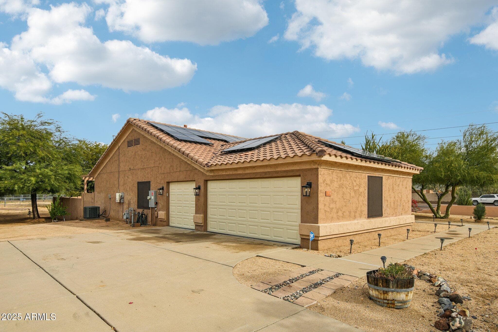 512 E Jordon Ln — photo 1