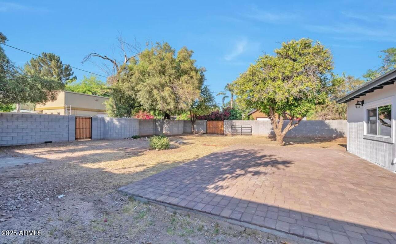 346 E Broadway Ln — photo 16