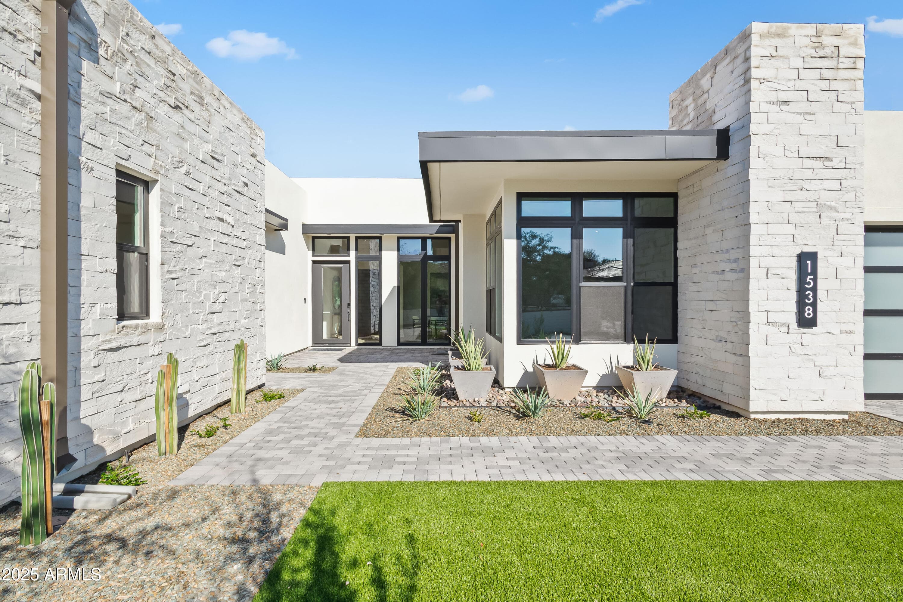 1538 W Wagon Wheel Dr — photo 1