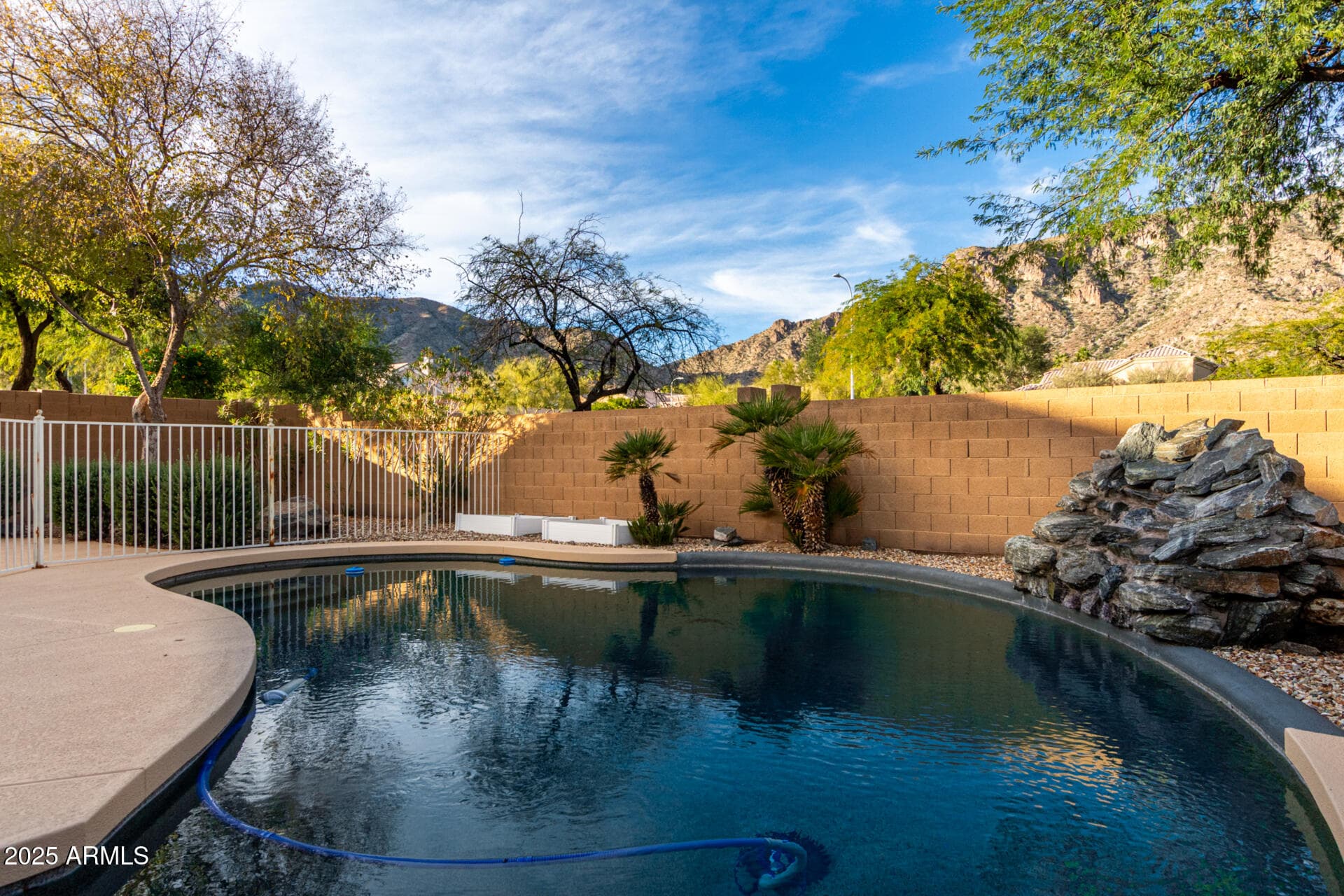 908 E Mountain Sage Dr — photo 2