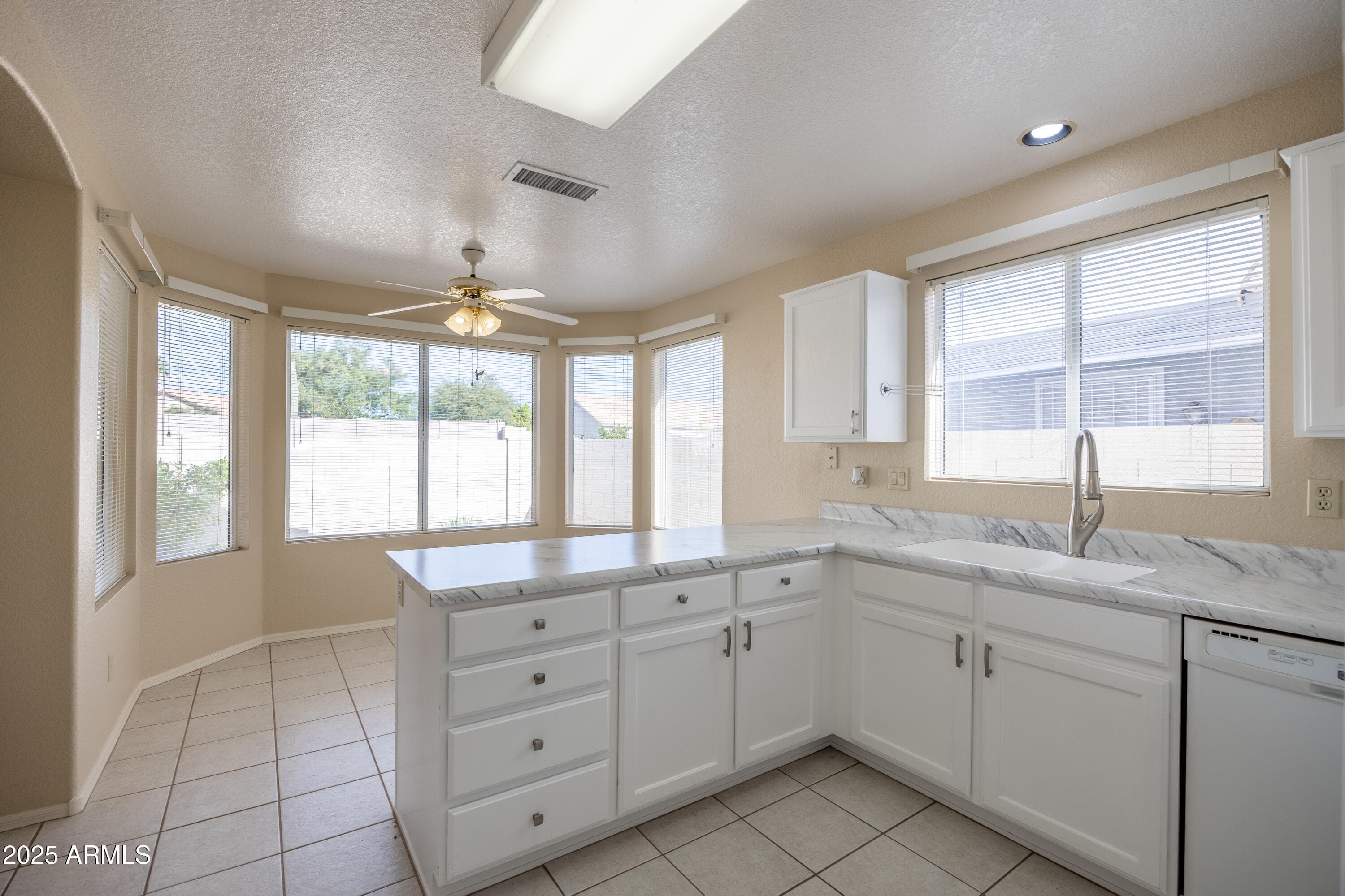 10622 W Mohawk Ln — photo 2
