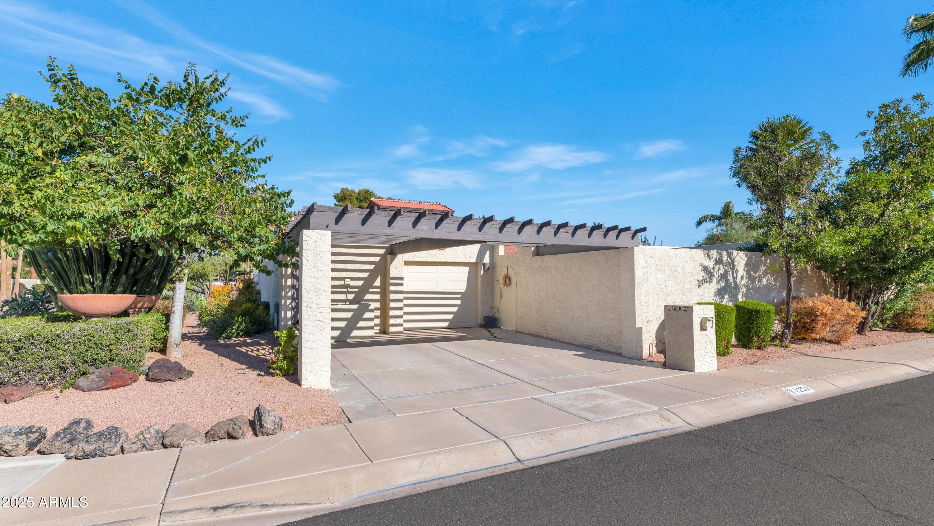7252 E Maverick Rd — photo 1